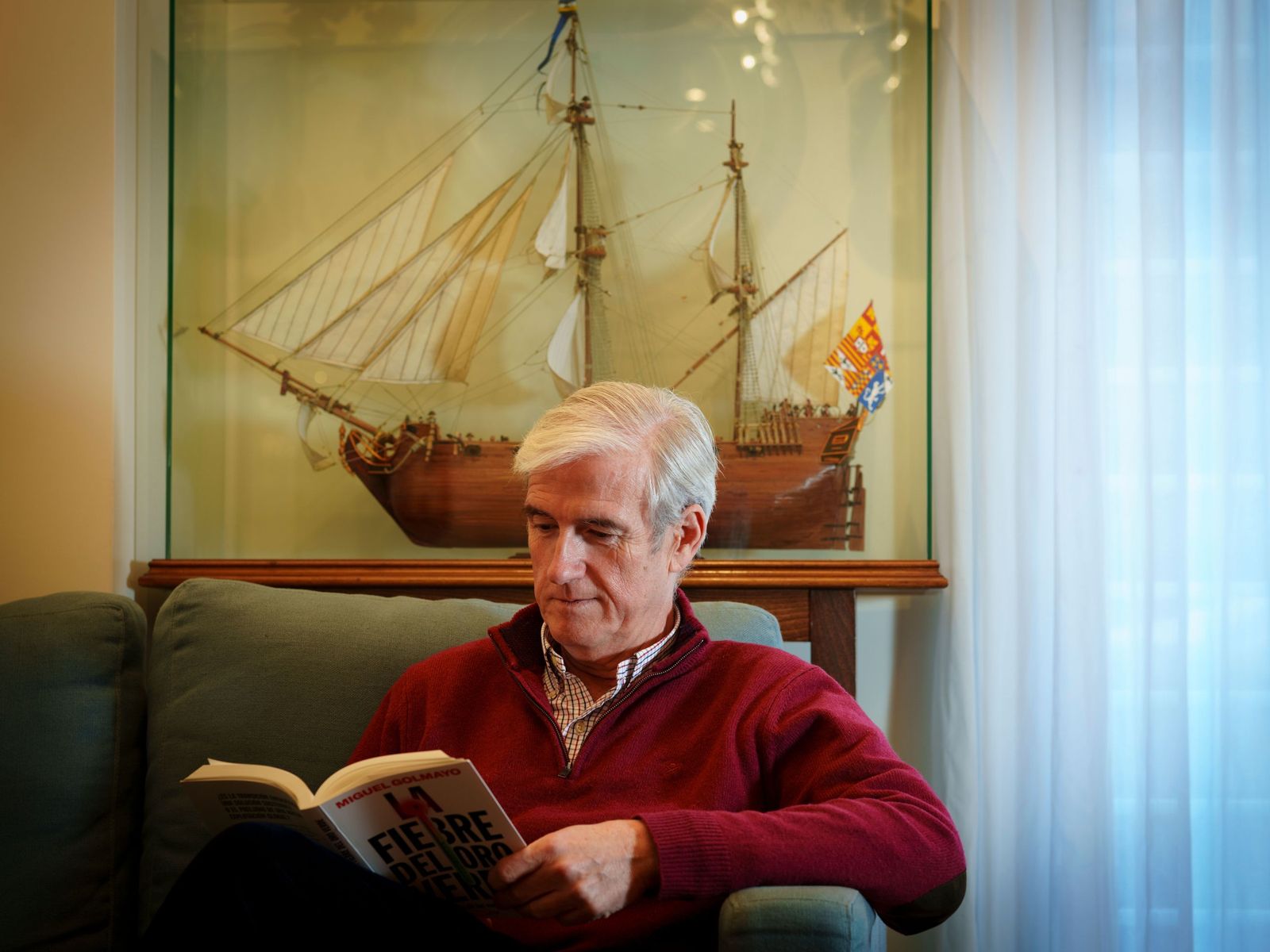 Golmayo, con uno de sus libros, 'La fiebre del oro verde'.