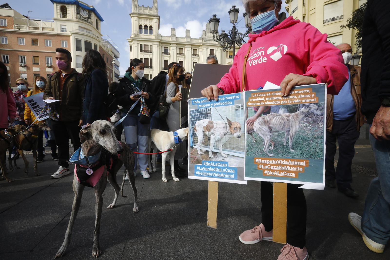 La protesta en Córdoba contra el uso de perros en la caza, en fotografías