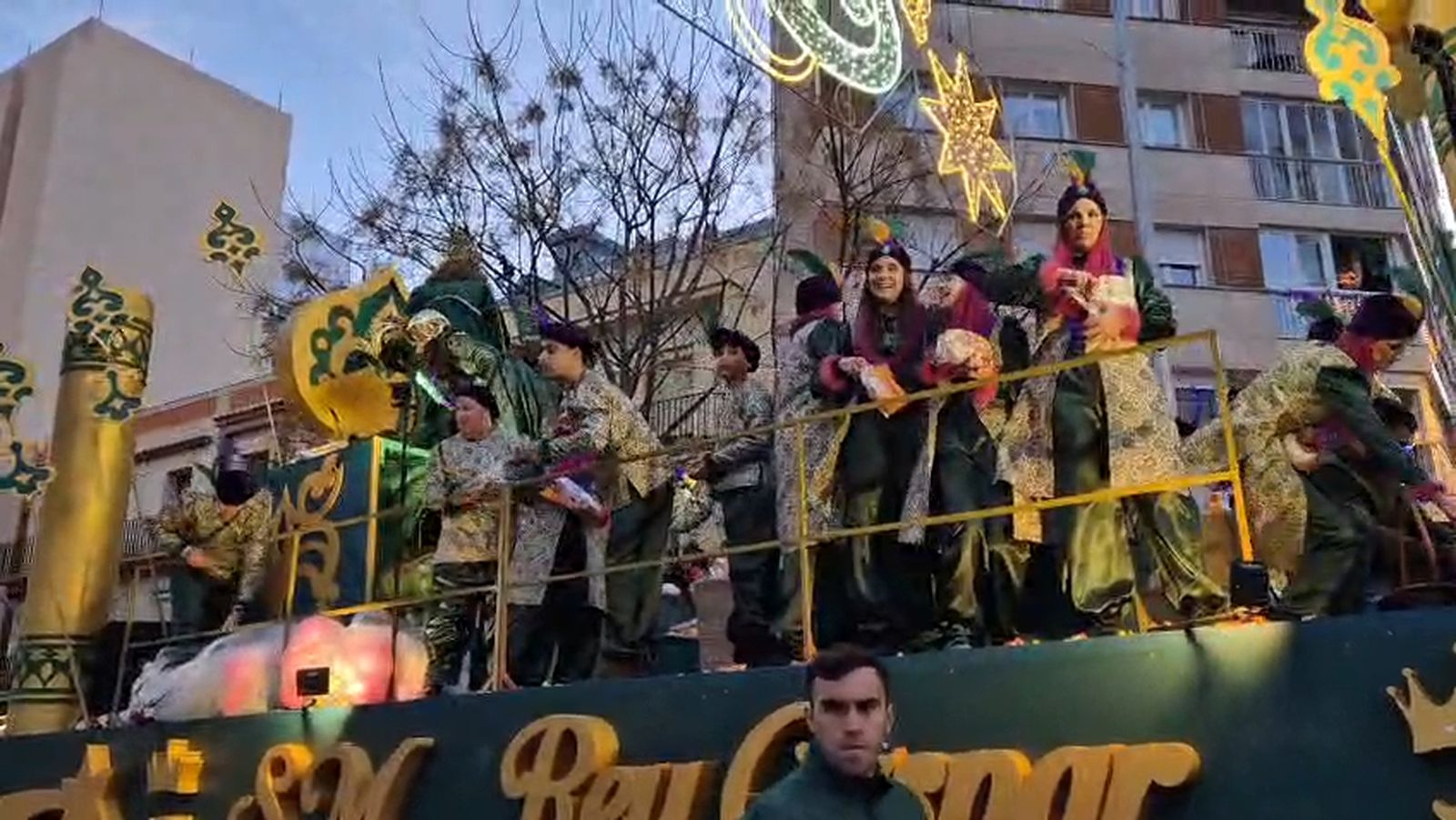 El rey Gaspar tira pelotas desde su carroza de la Cabalgata de Reyes Magos de Cádiz 2026