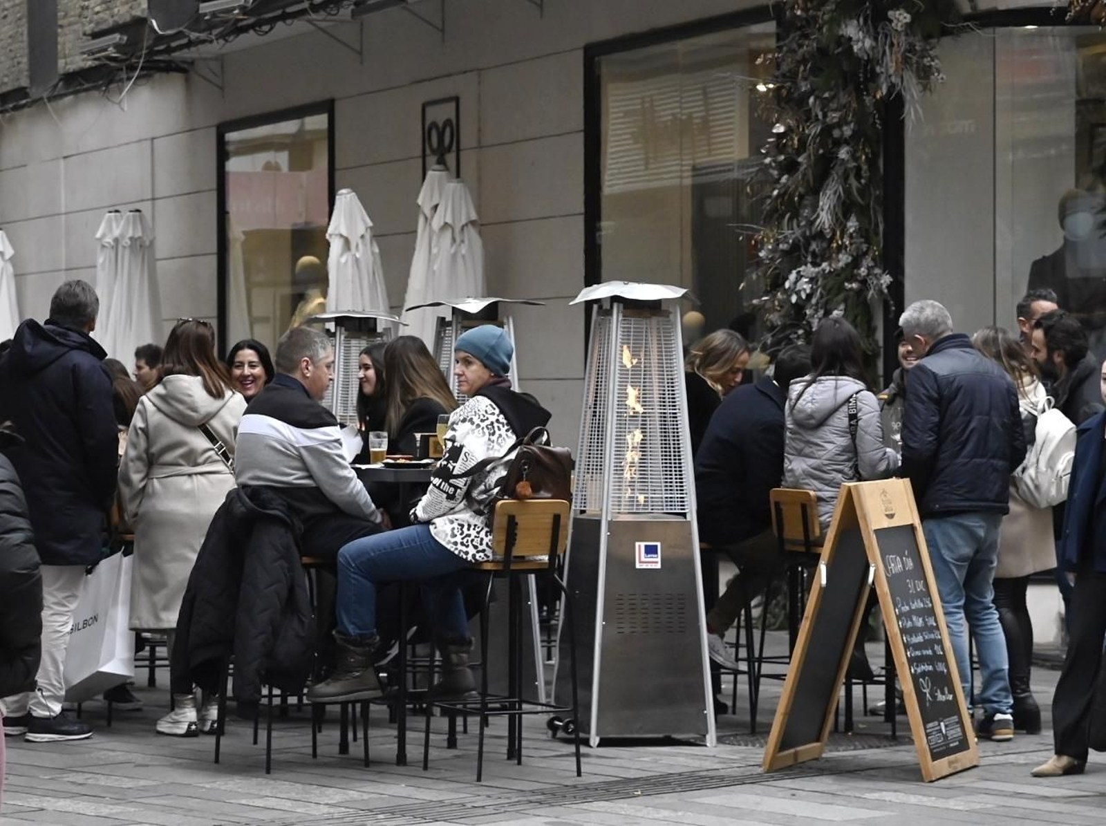 Ambiente en las calles del centro de Córdoba para despedir el año 2023, en imágenes