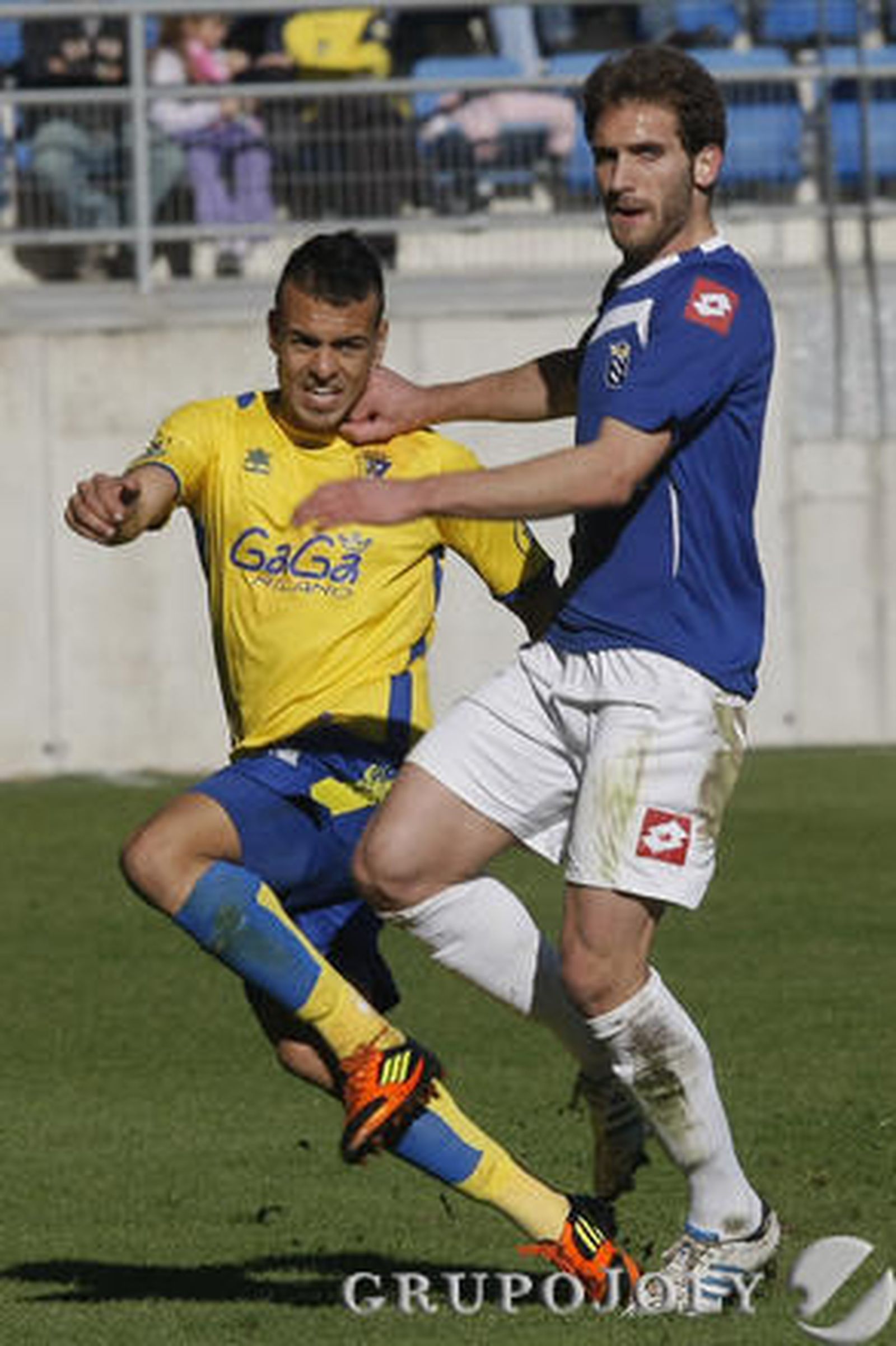 Viyuela corre en busca de un balón. 

Foto: Julio Gonzalez