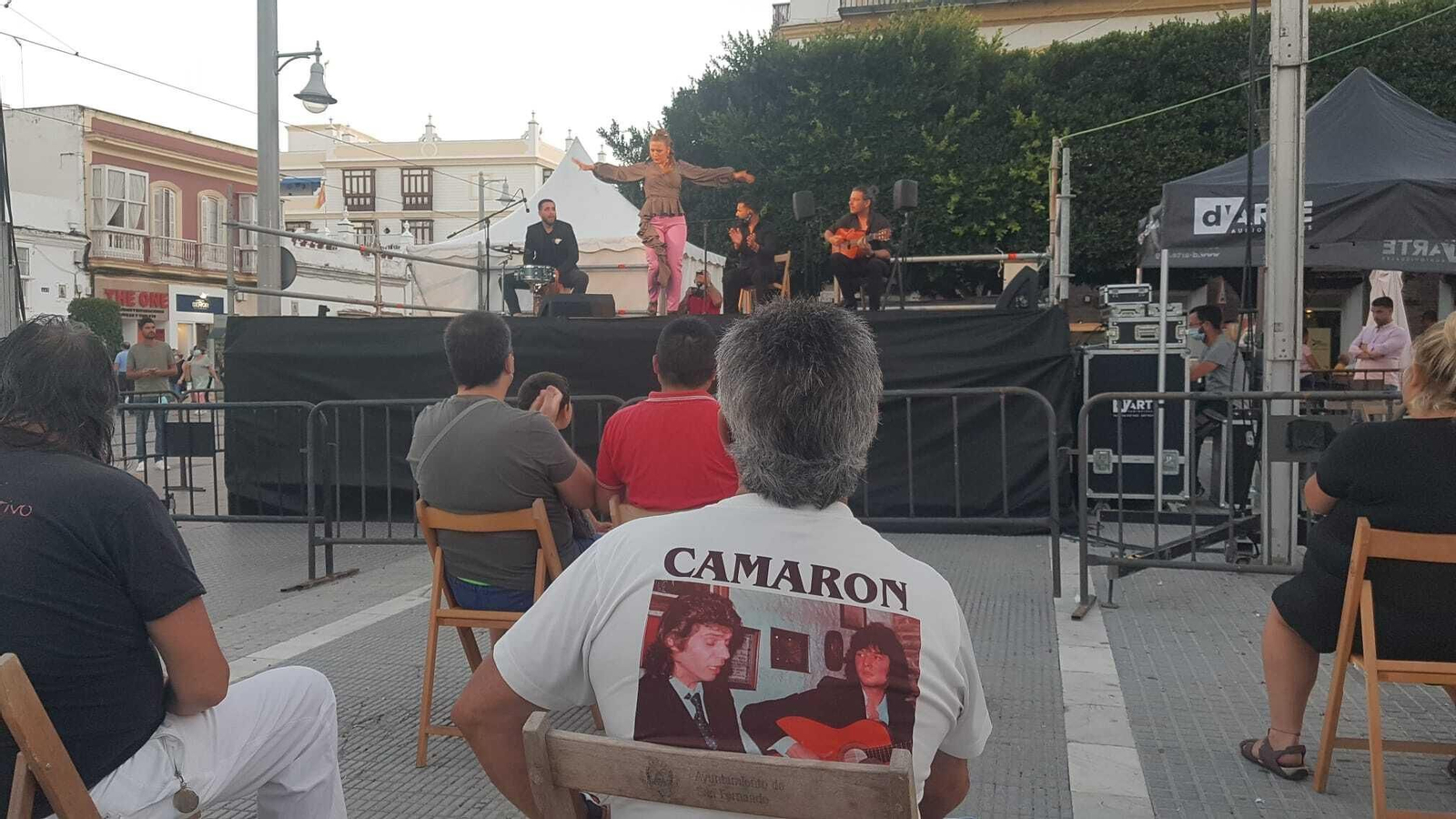 Paula Moreno, durante su actuación en la Plaza del Rey. Paula Moreno, durante su actuación en la Plaza del Rey.