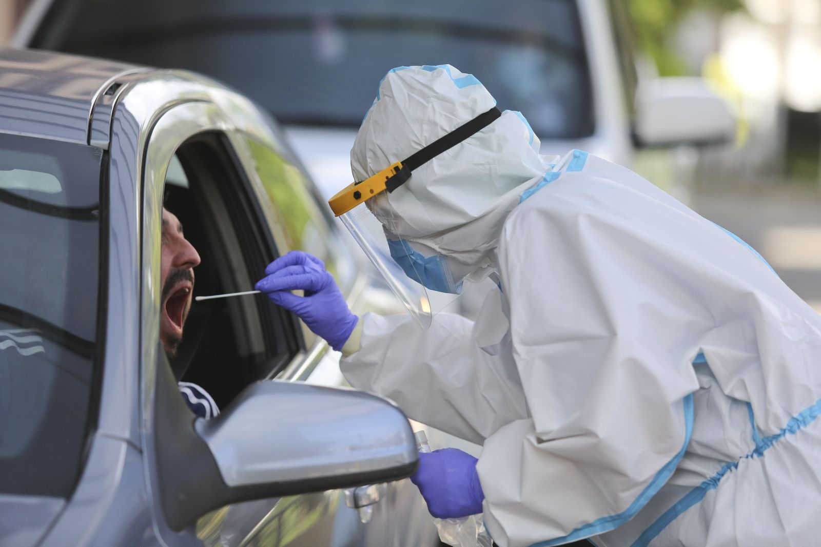 Un sanitario toma muestras a una persona, en una imagen de archivo.