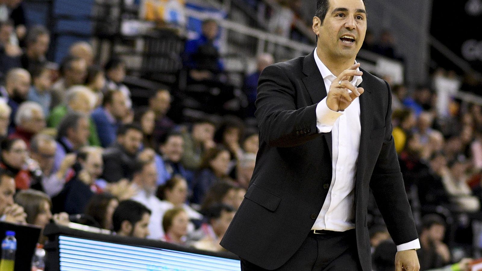 Pin da instrucciones desde el banquillo.