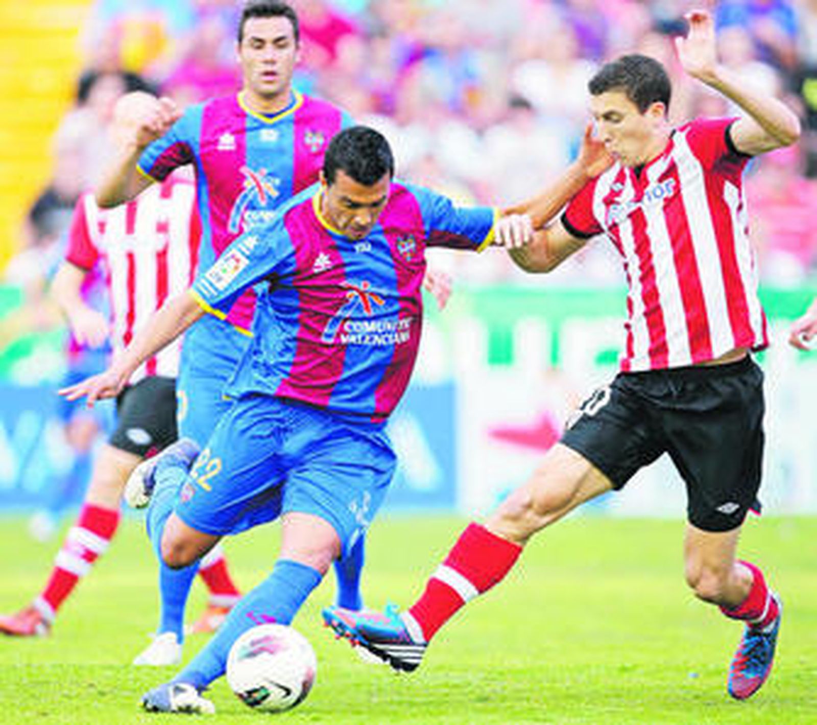 El levantinista Cabral disputa el balón con De Marcos.