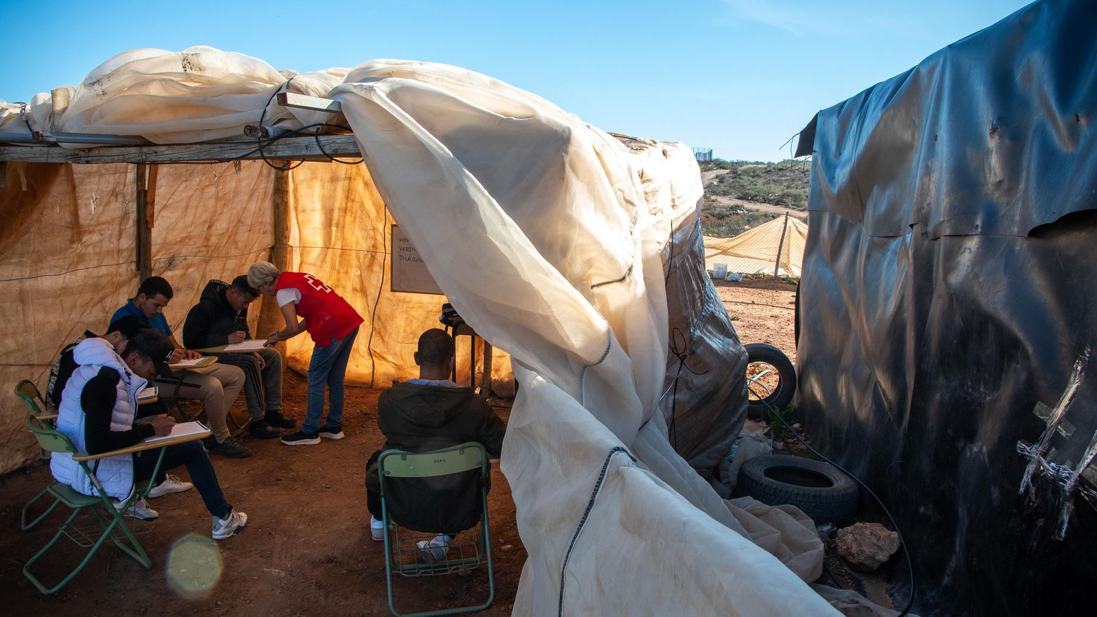 Un inmigrante ha cedido su "cochera" para ampliar la escuela.