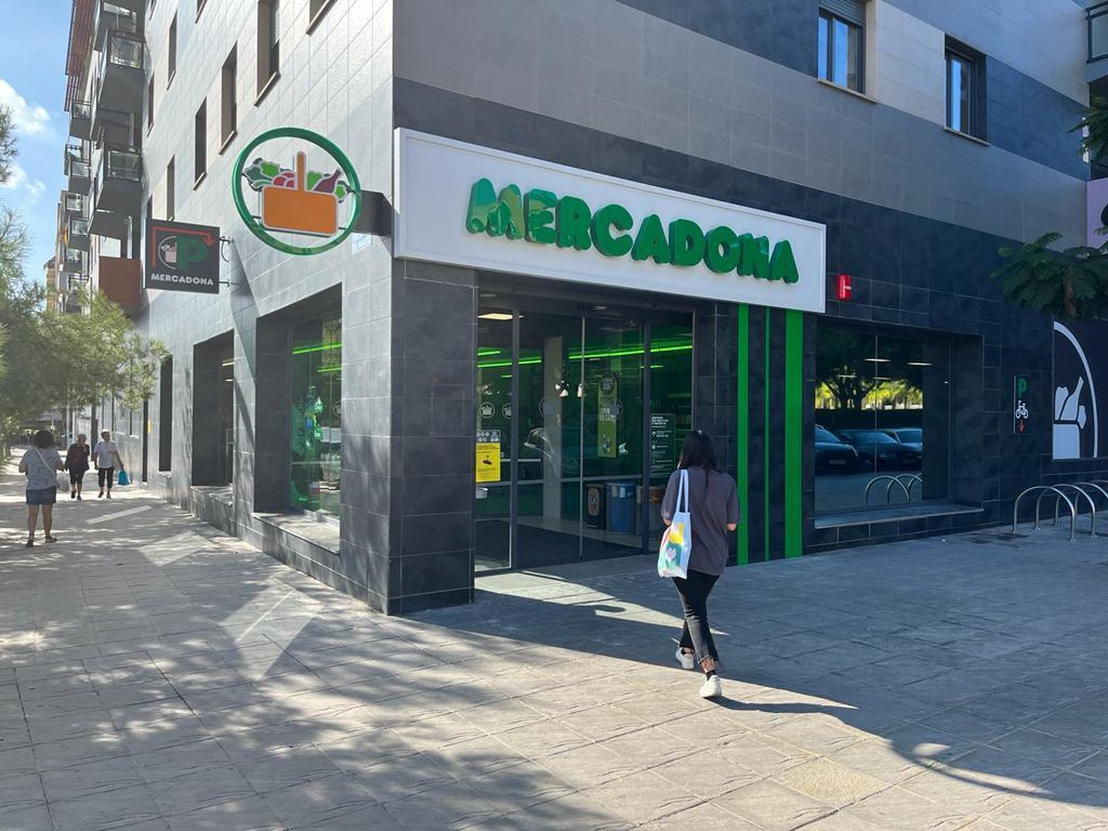Uno de los accesos del centro en la avenida de Andalucía.