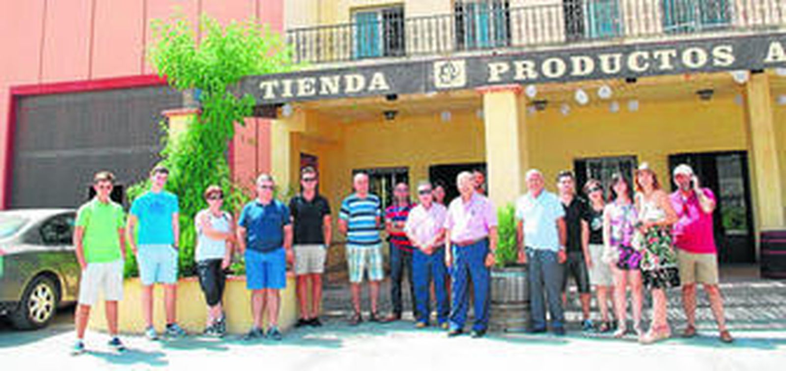 Grupo de asistentes del curso sobre enología ante las puertas de la bodega Fuente Victoria.