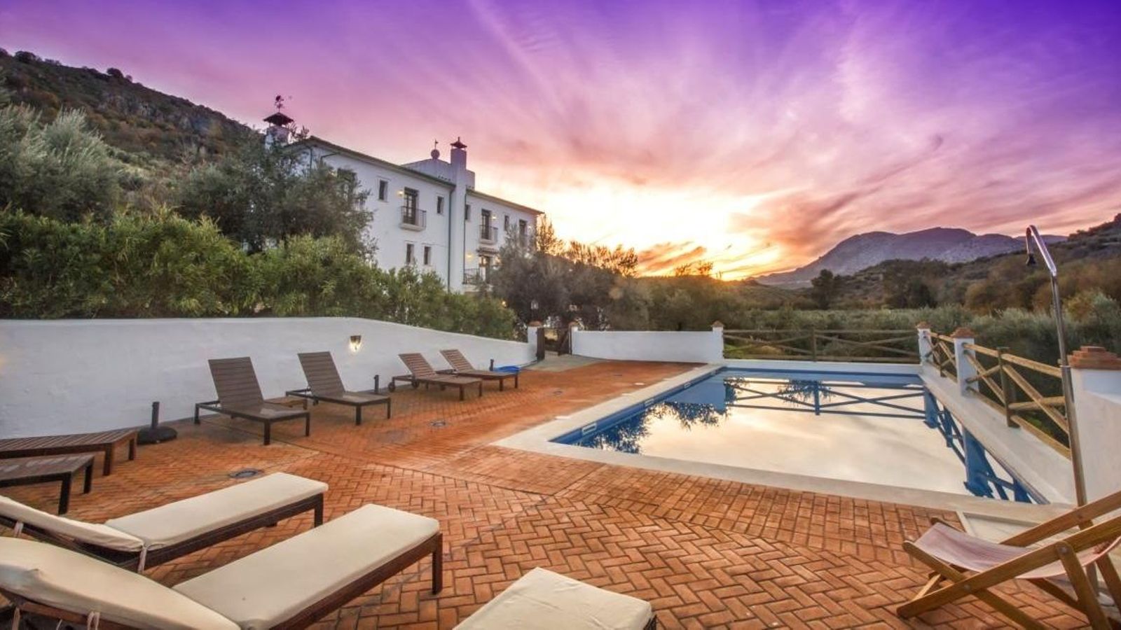 Casa Olea dispone de 6 habitaciones con vistas privilegiadas a las Sierras Subbéticas y al Río Salado