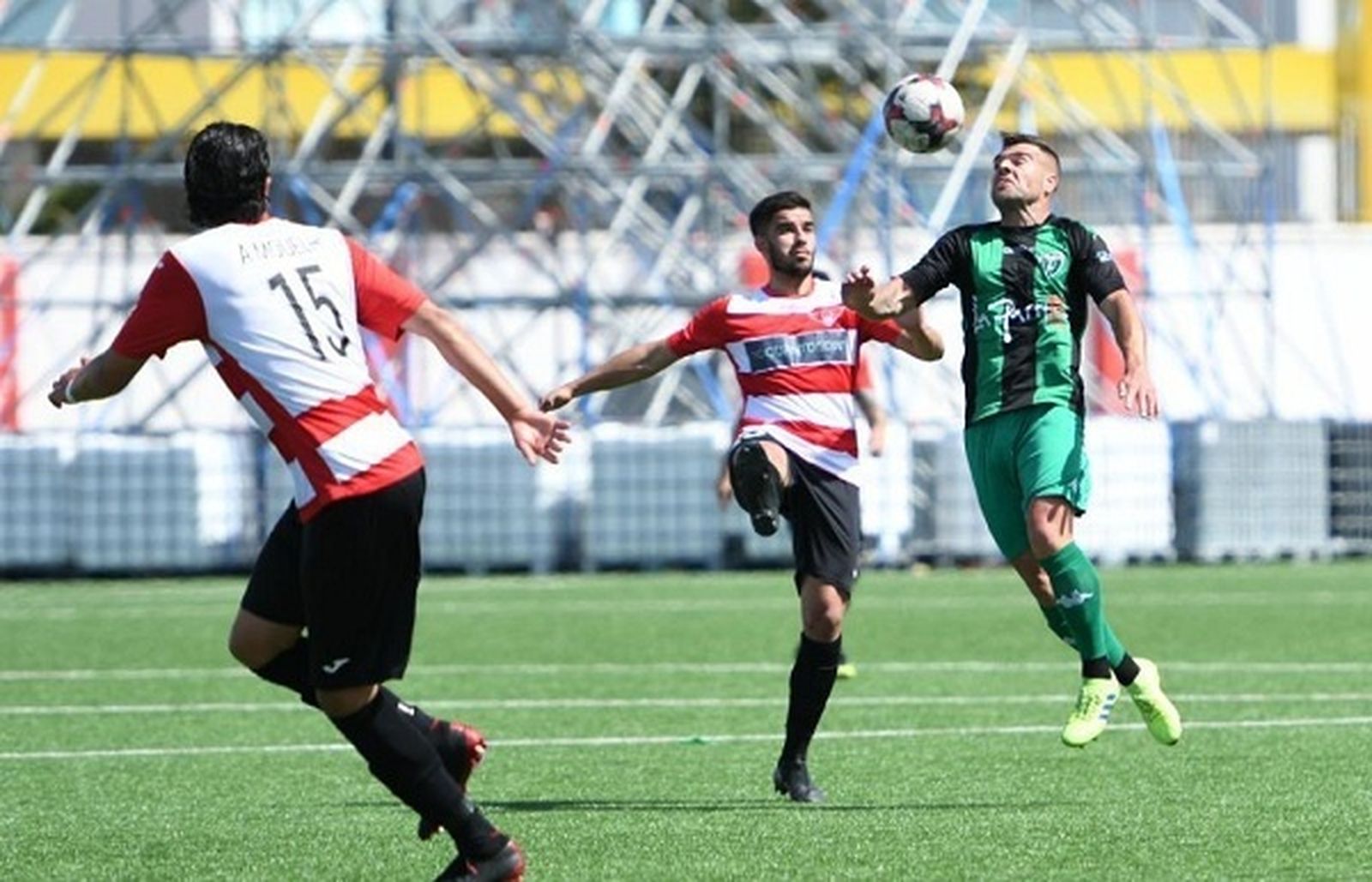 Una acción del último Europa- Gibraltar United con el exbalono Liam Walker (d).