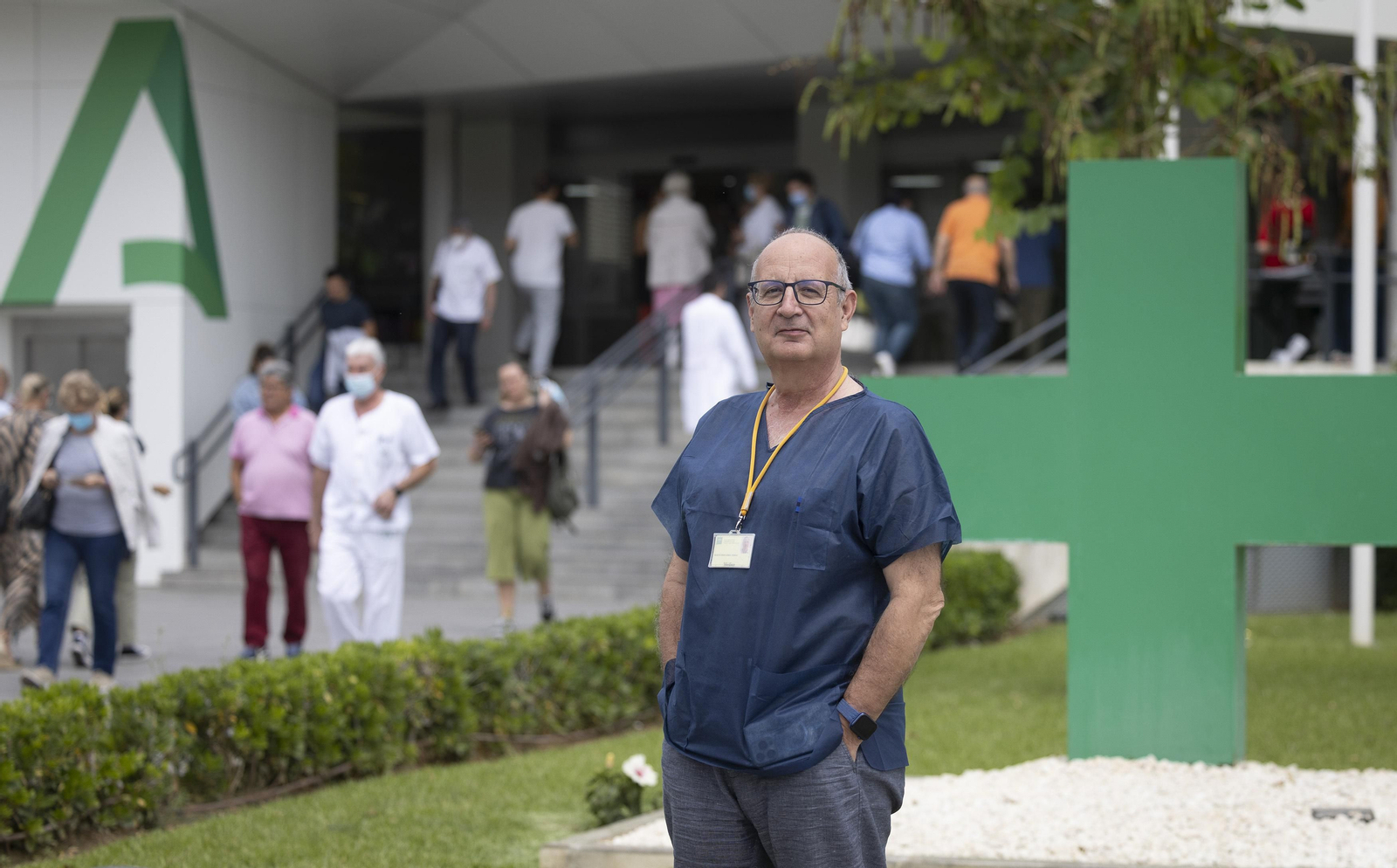 El endocrinólogo del Hospital Virgen Macarena, responsable de la Unidad de Tiroides, a las puertas del centro.