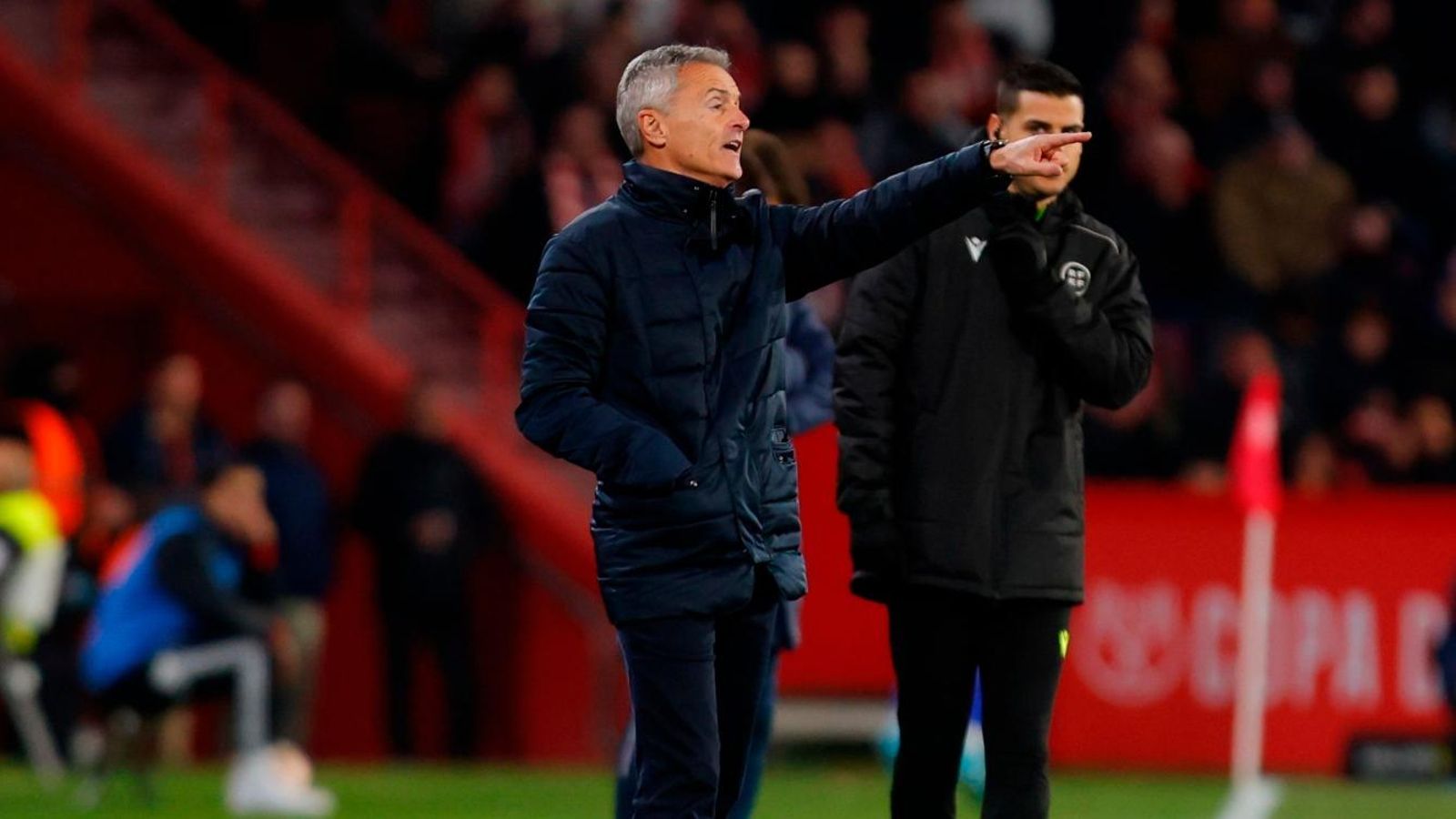 El preparador valenciano dirige a sus futbolistas desde el área técnica.