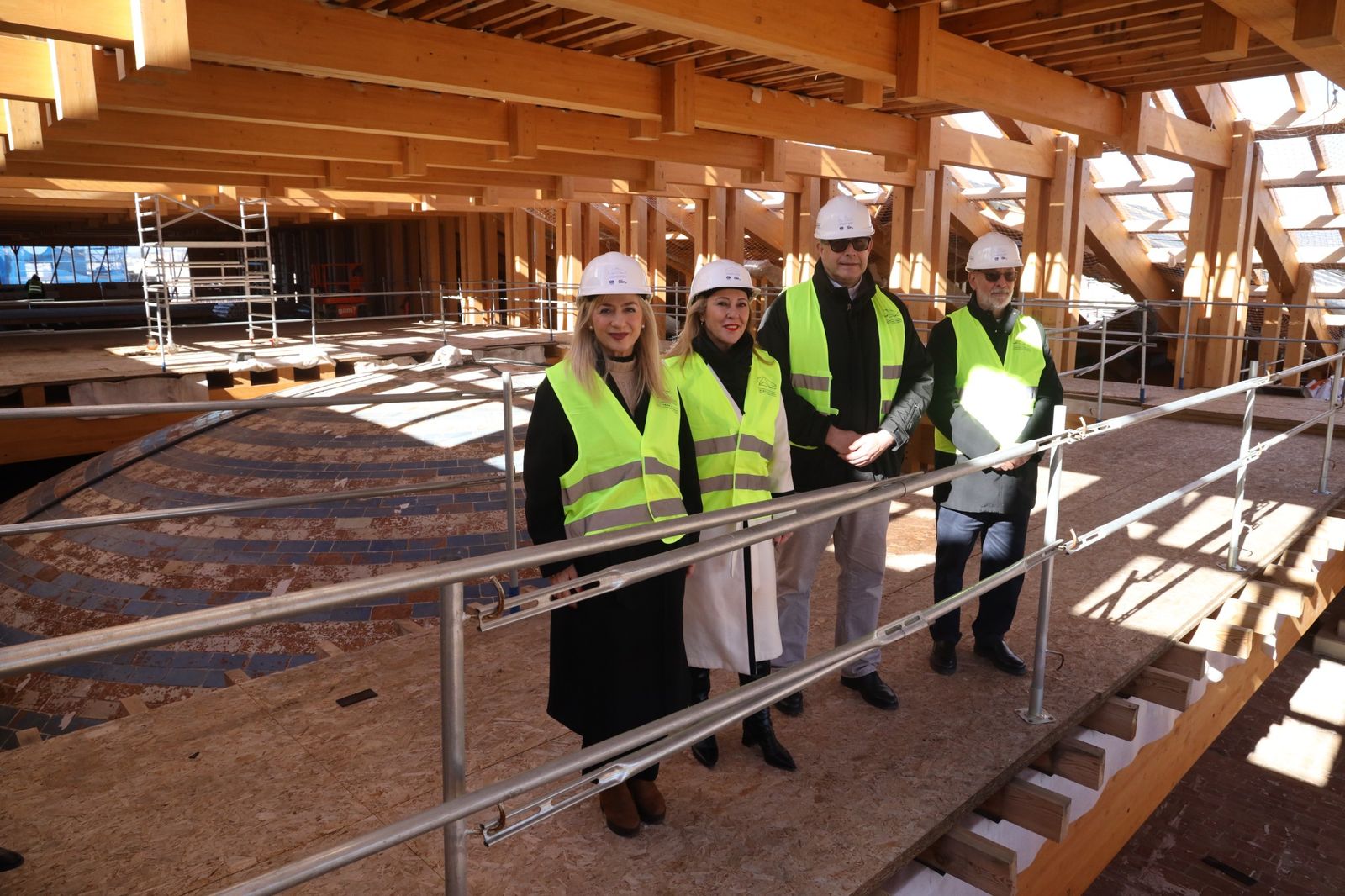 Las consejeras, durante su visita a los trabajos de la cubierta de la Catedral.