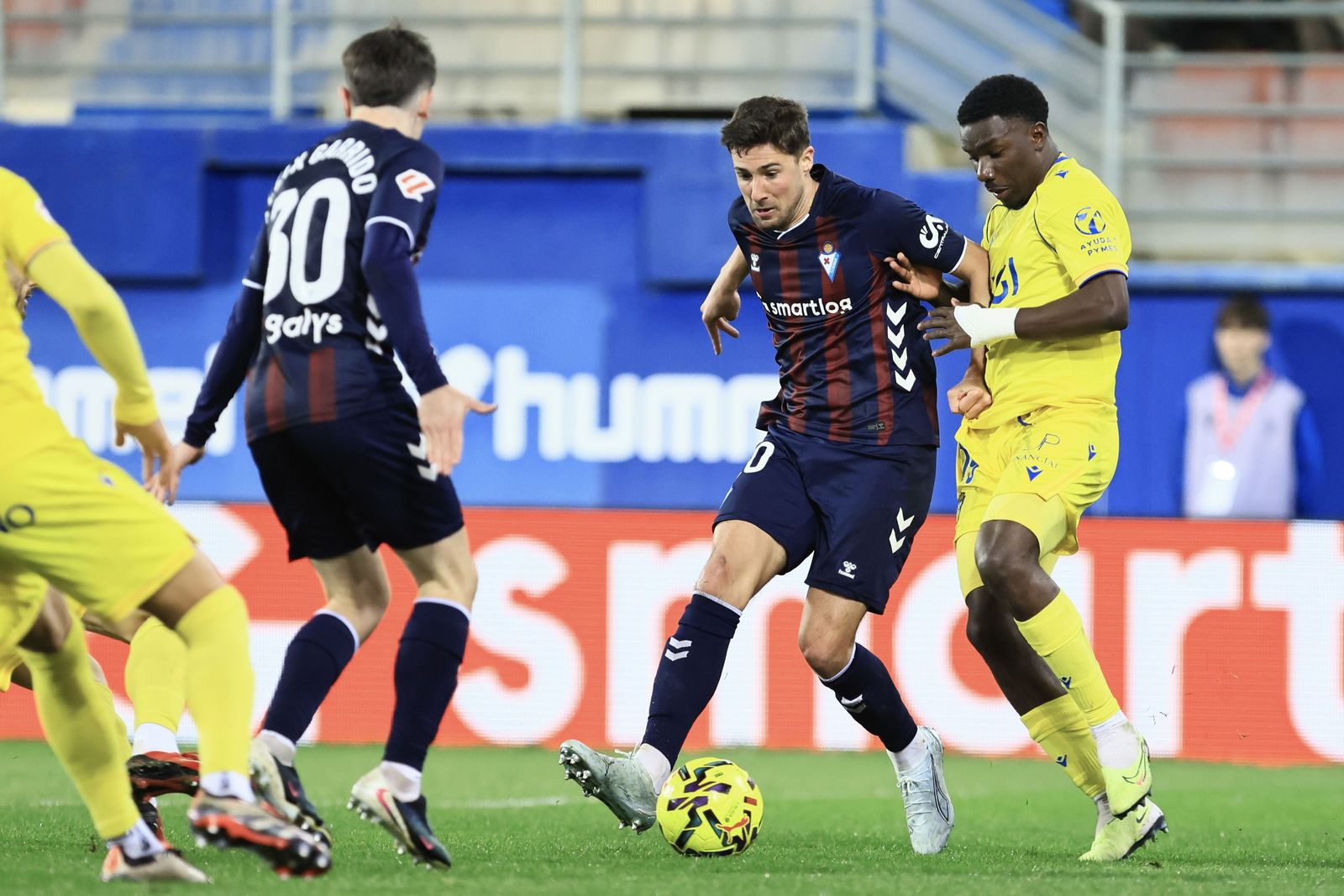 Una lance del partido Eibar-Cádiz.