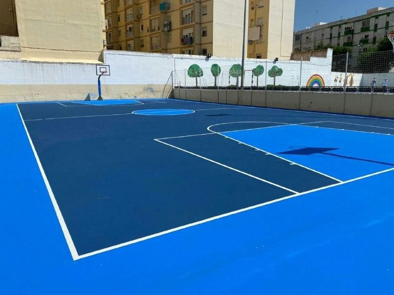 Las pistas deportivas del clausurado colegio Adolfo de Castro.