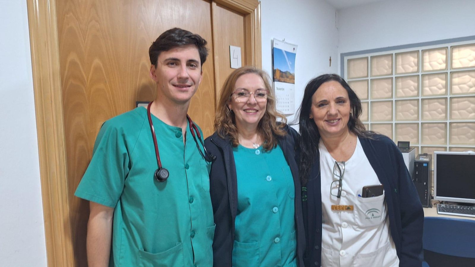 El doctor Carlos Armada, junto a dos compañeras de Enfermería, todos miembros de Unidad de Enfermedades Infecciosas.