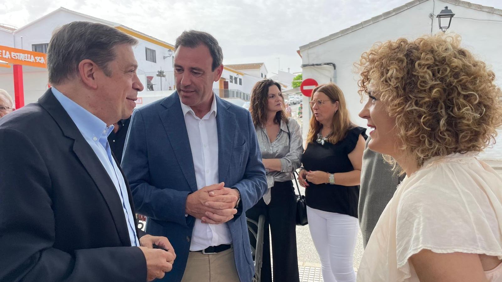 El ministro Luis Planas en la visita a la Cooperativa vitivinícola Nuestra Señora de la Estrella.