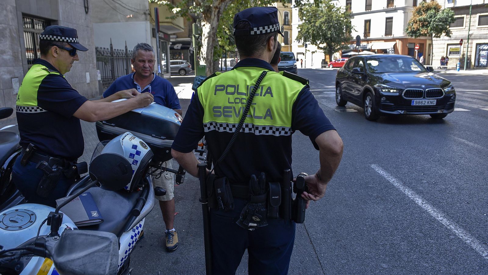 Agentes de la Policía Local controlando el tráfico.