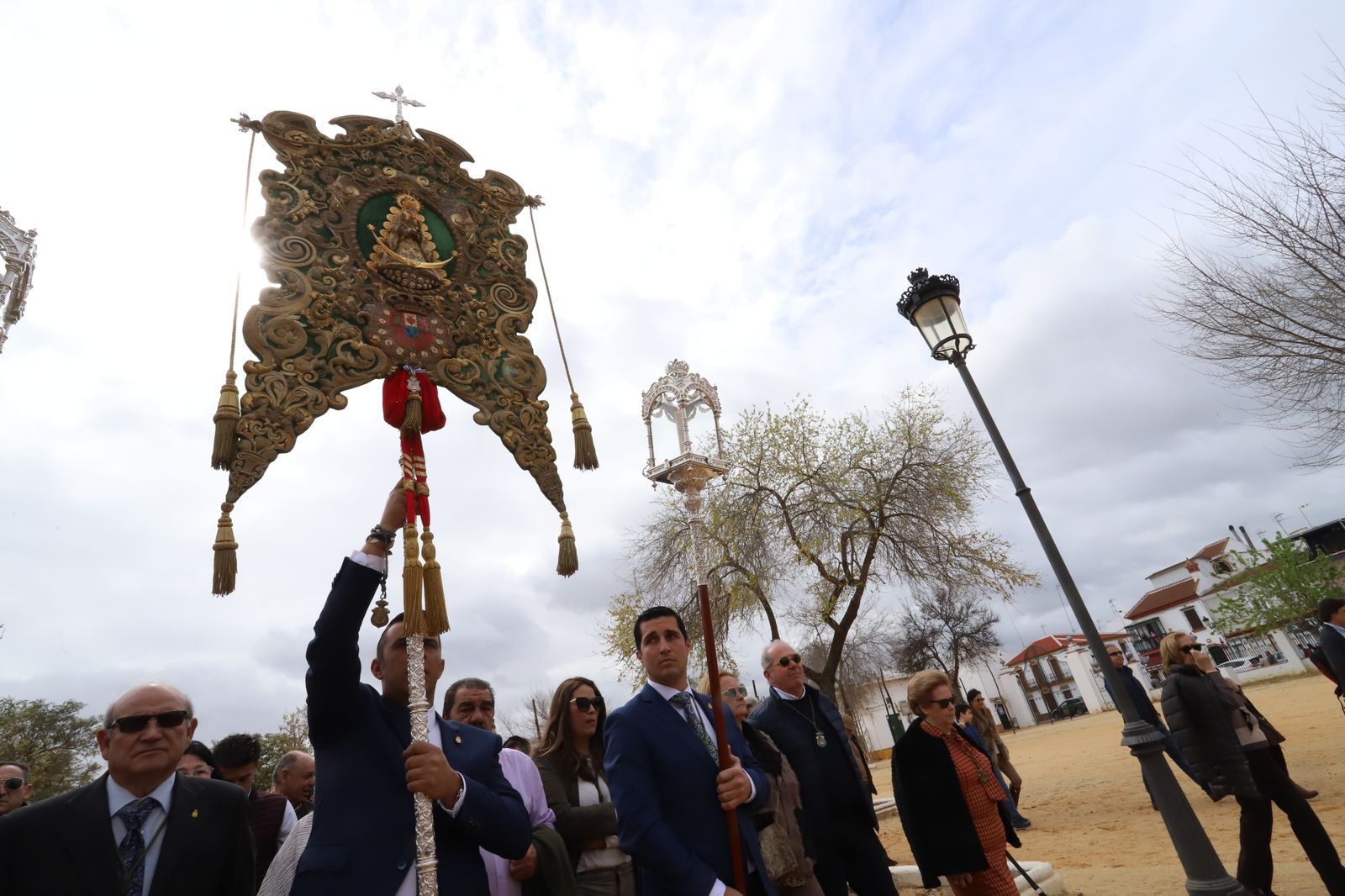 Imágenes de la misa de la Hermandad del Rocío de Huelva ante la Virgen del Rocío