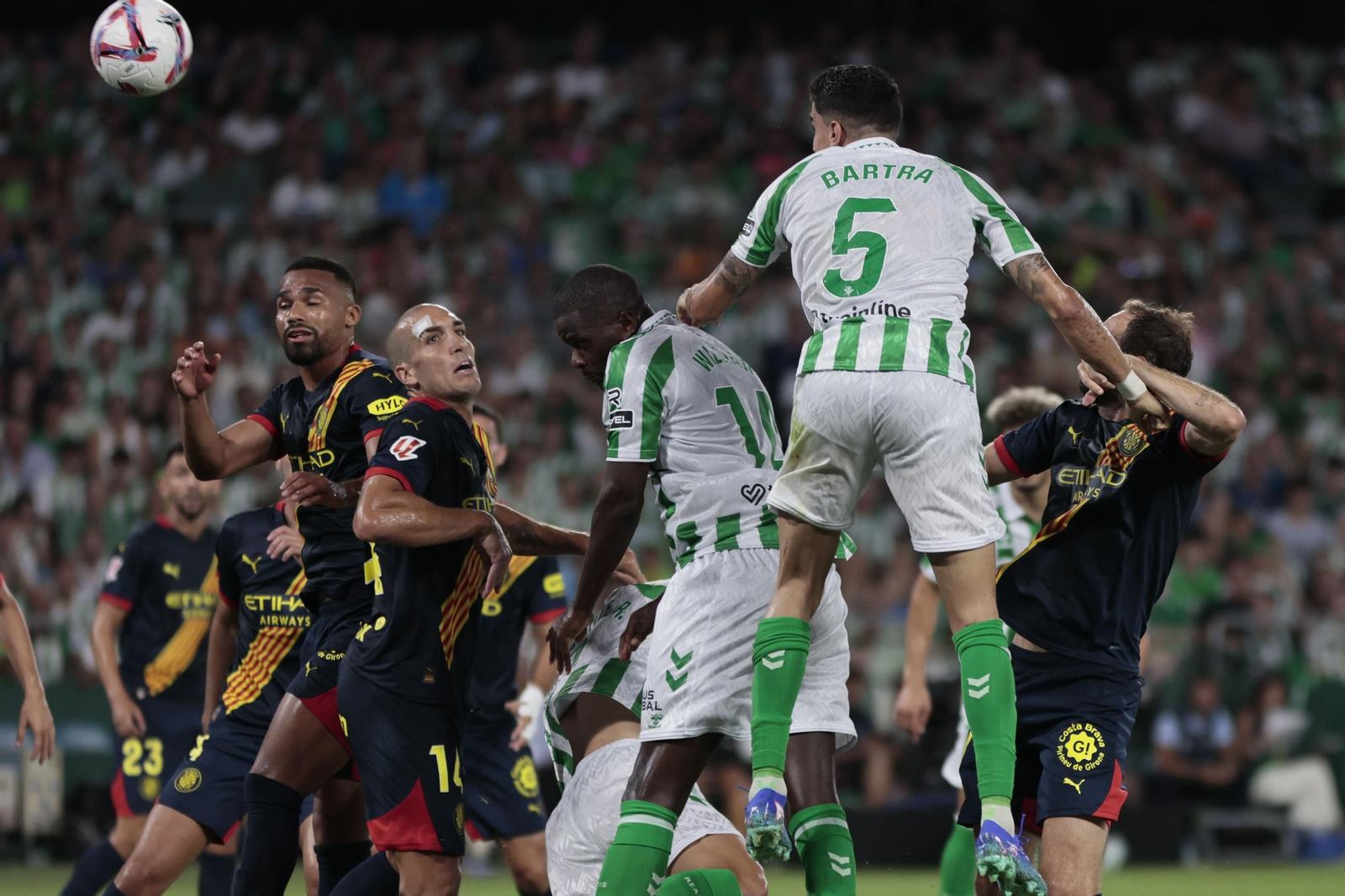 Bartra, autor del gol bético, busca otro remate aéreo.