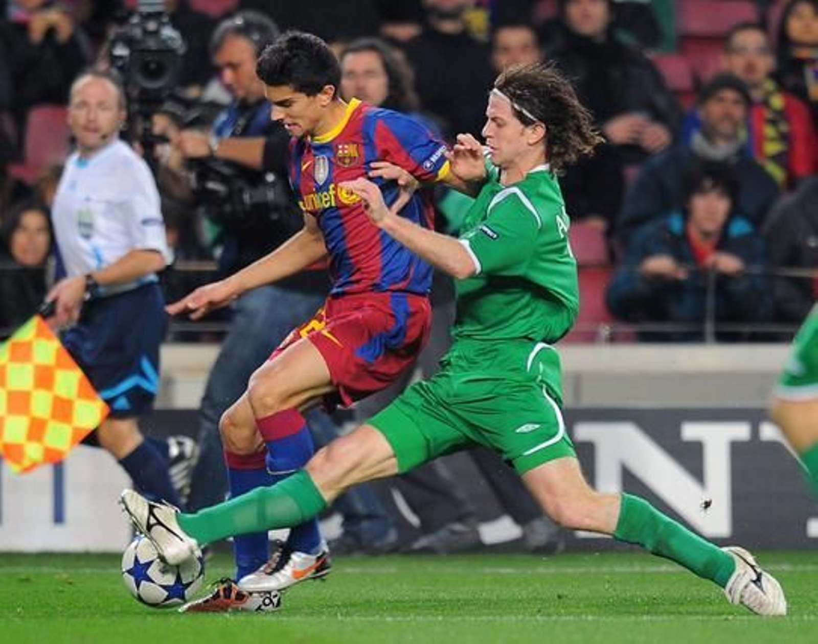 El Barcelona cierra con una victoria ante el Rubin (2-0) la primera fase de la Liga de Campeones. / AFP