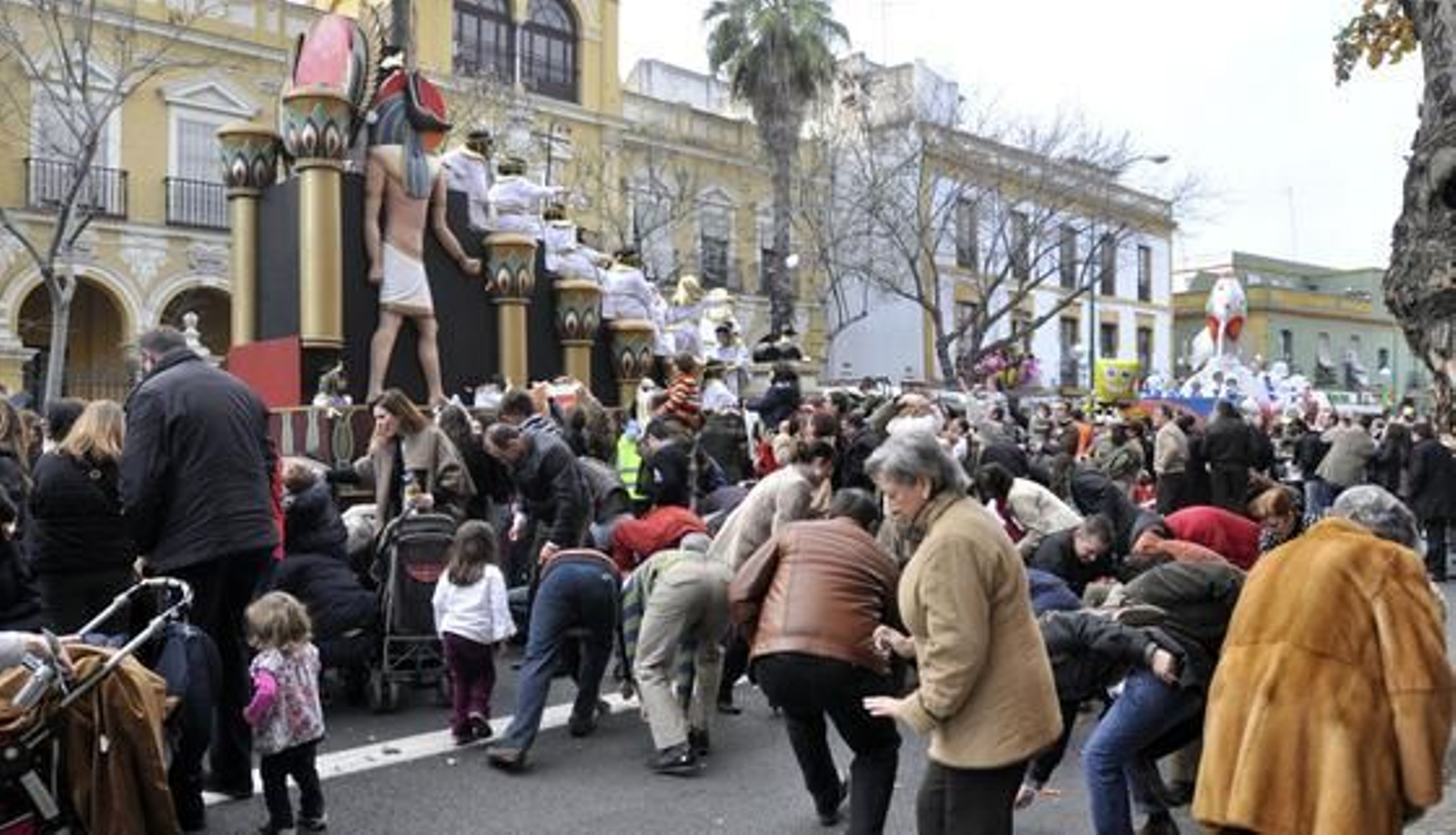 Las carrozas de la Cabalgata de Reyes Magos recorren las calles de la ciudad.

Foto: Manuel Gómez