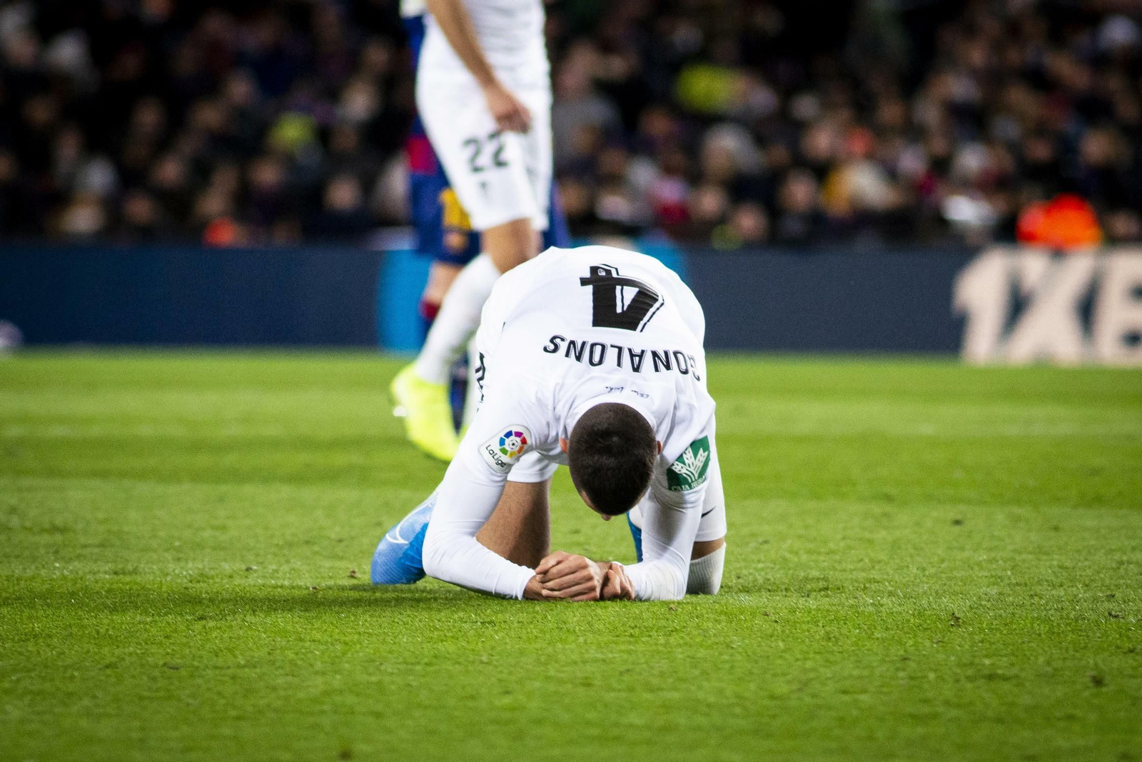 Gonalons se lamenta sobre el césped del Camp Nou.