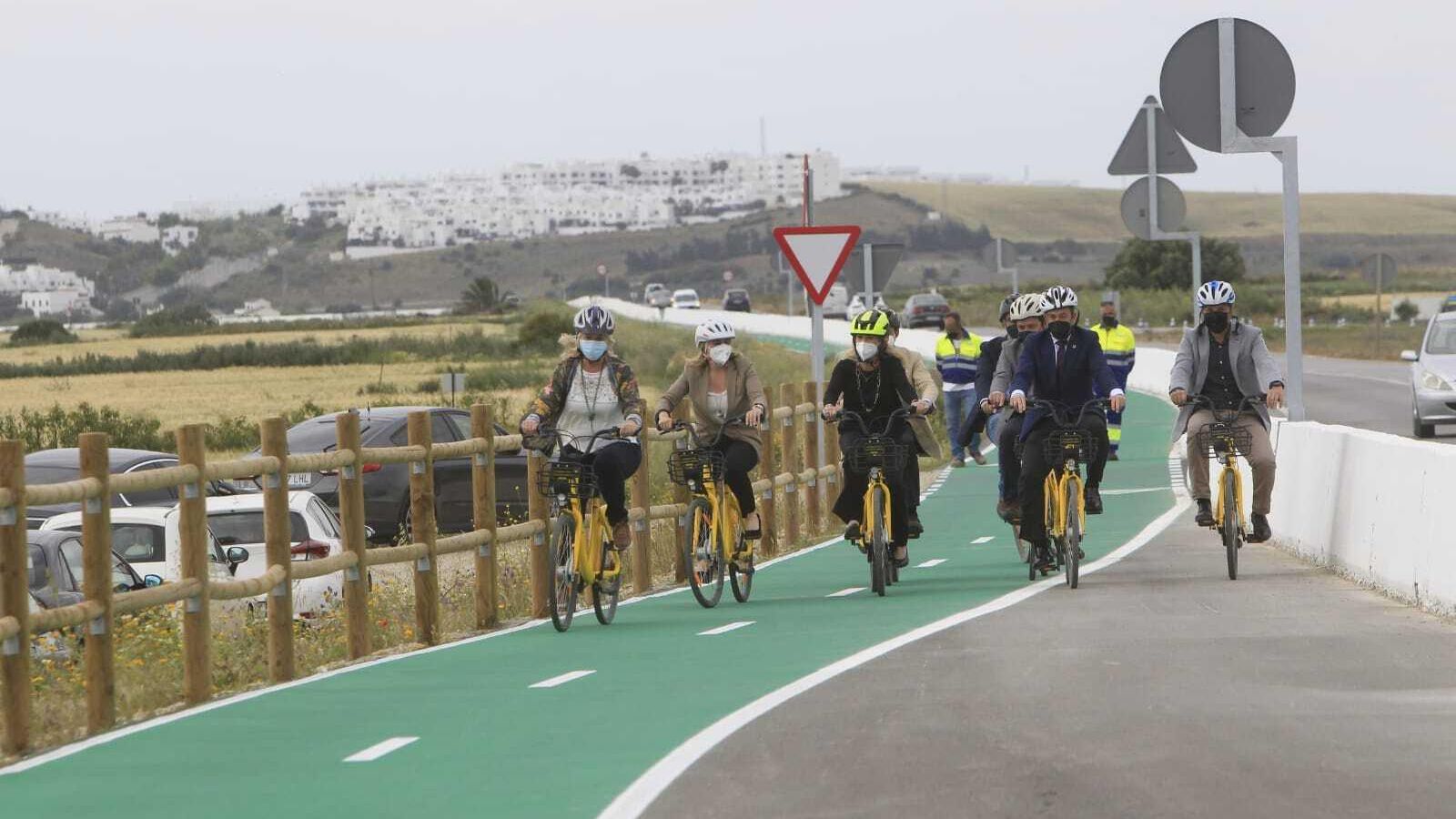 Carril bici de la red Eurovelo entre Los Caños y Conil (al fondo).