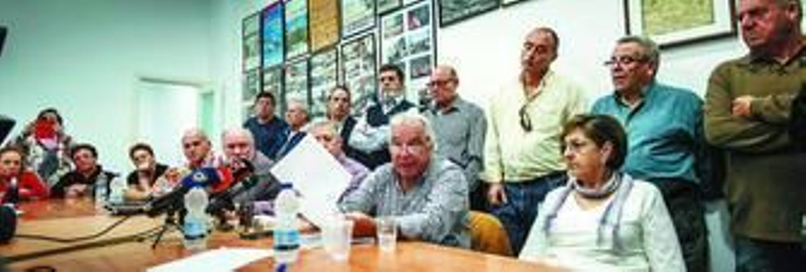Gonzalo Pando, aompañado del resto de dirigentes vecinales, da la rueda de prensa en la sede de 5 de abril en el barrio de Santa María.