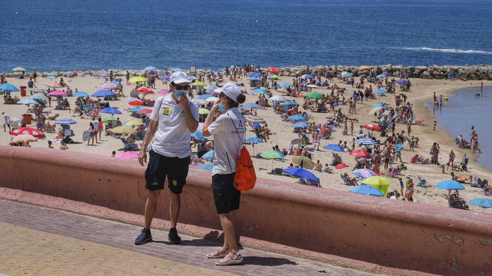 Dos vigilantes charlando frente a la playa de Santa María del Mar
