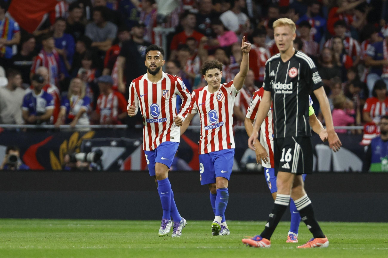 Julián Álvarez festeja el quinto gol del Atlético de Madrid.