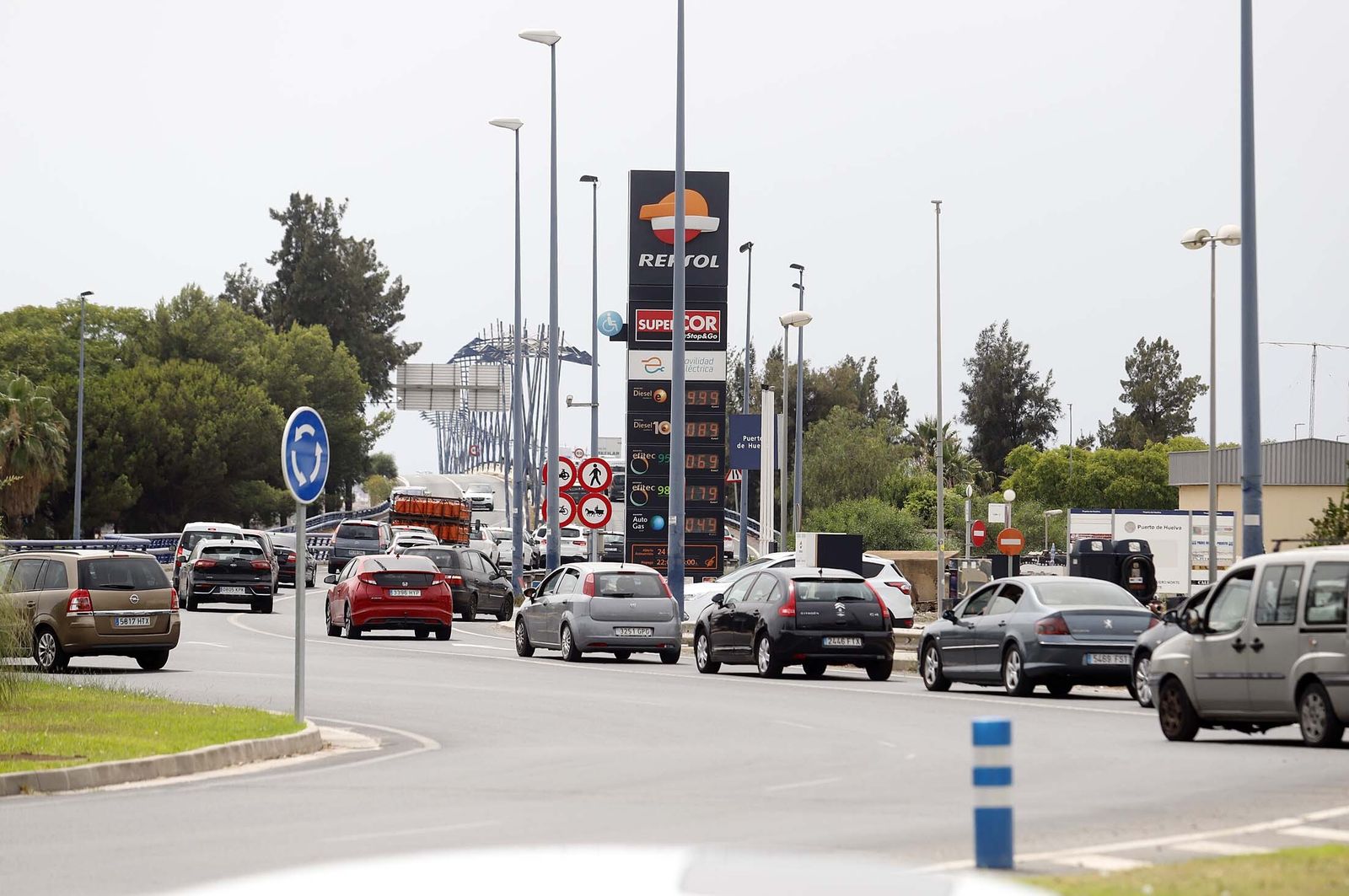 Imágenes de las retenciones provocadas por un accidente en el puente del Odiel