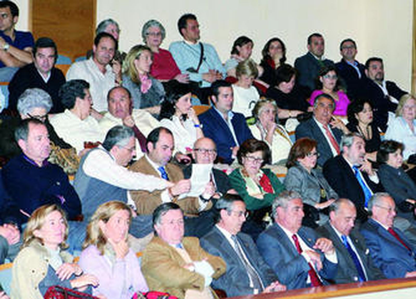 Carlos Colón se dirige a los asistentes al acto en presencia de Enrique Esquivias, hermano mayor del Gran Poder.