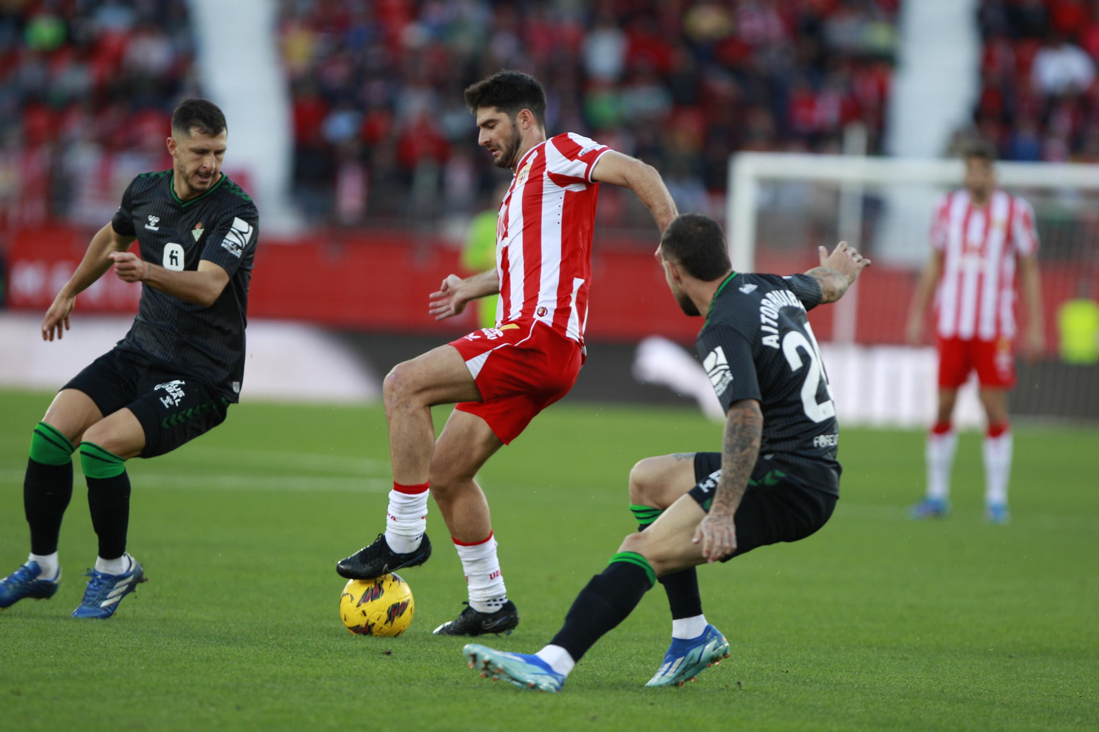 Imágenes del partido de fútbol U.D. Almería-Real Betis Balompié