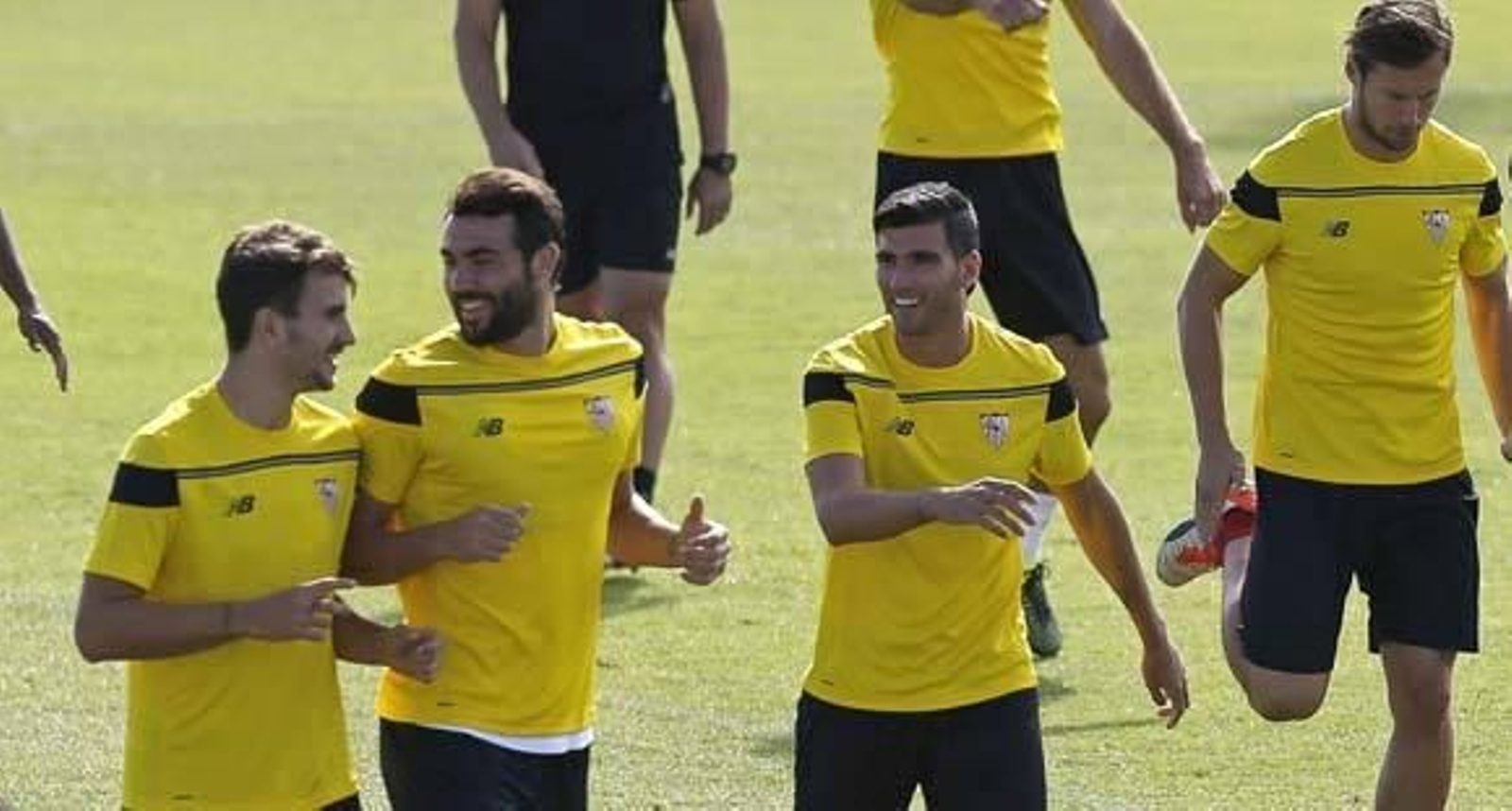 Juan Muñoz, Iborra, Reyes y Krychowiak, al fondo./EFE