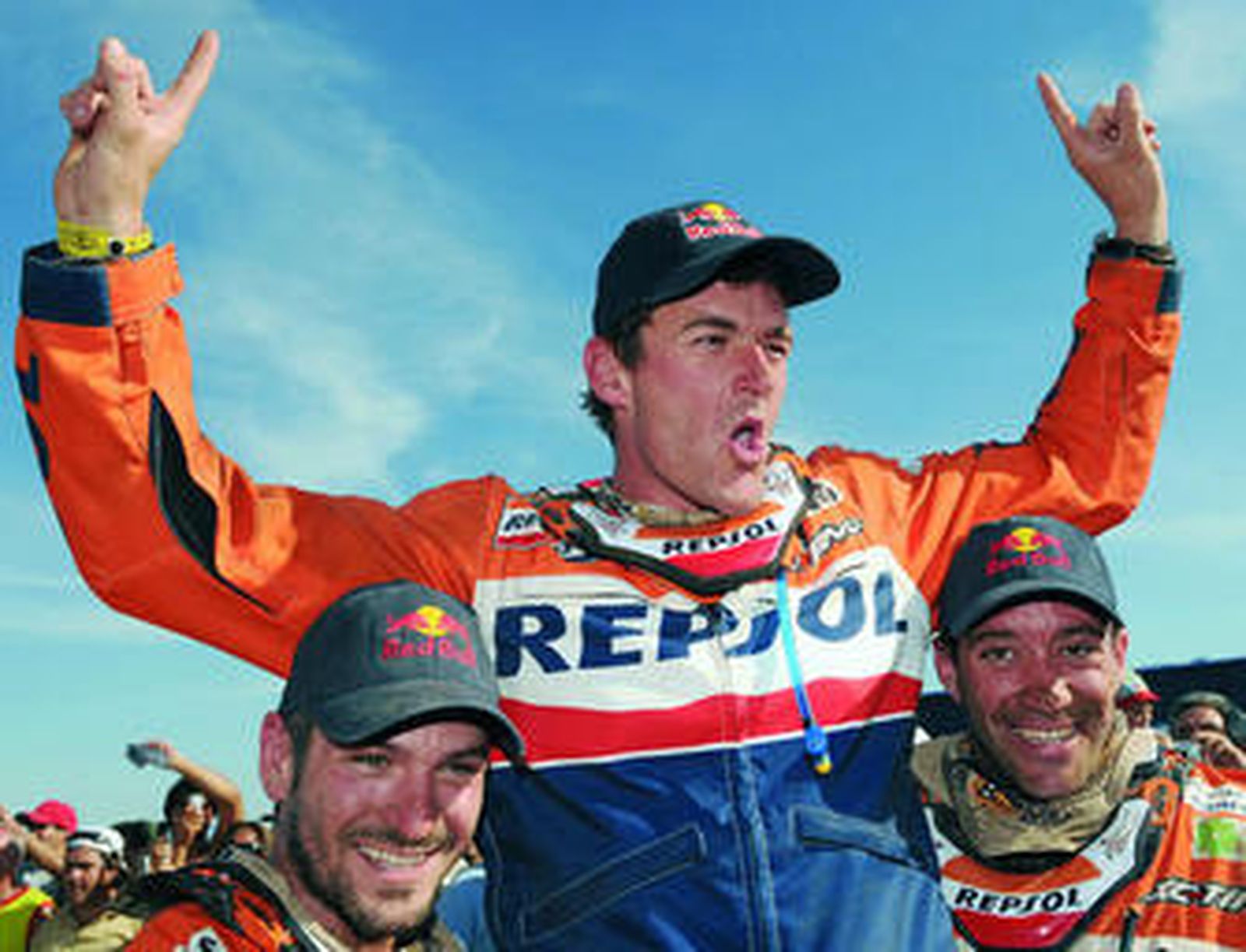 Coma es llevado a hombros por los también españoles Viladoms y Farres.