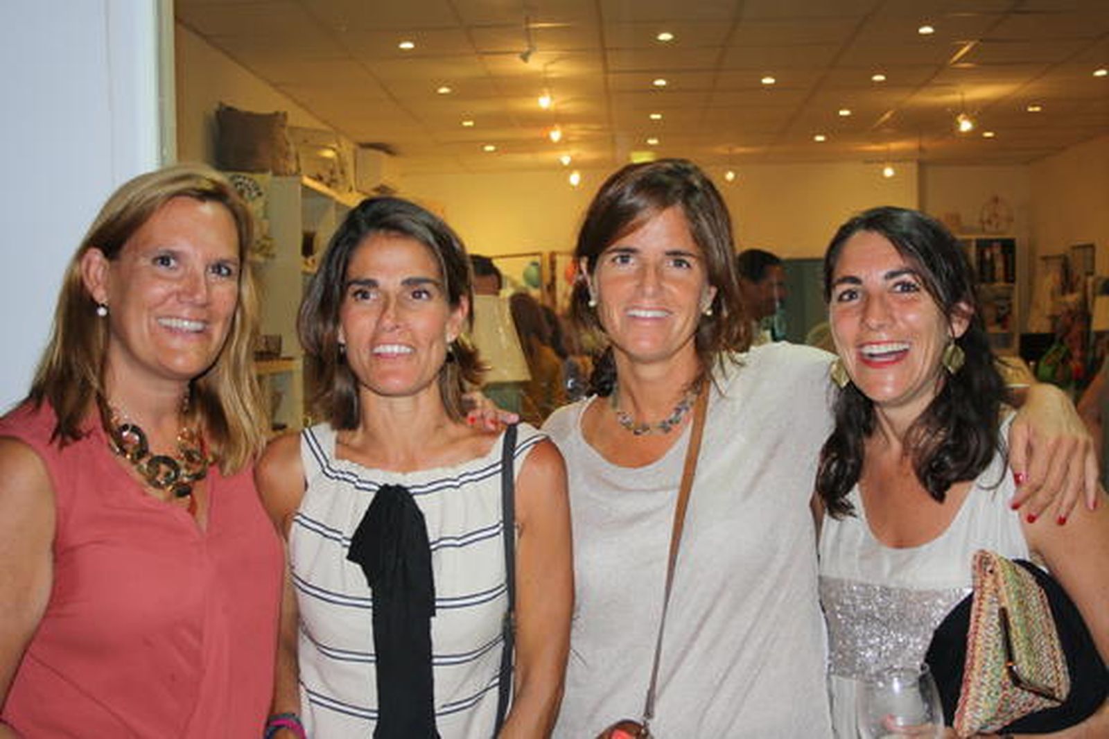 La propietaria Olga Barcáiztegui con Carolina Lilly, Belén Falcón y Marta Bedoya, durante el cóctel de celebración por el  décimo aniversario de la tienda.  Foto: Ignacio Casas de Ciria