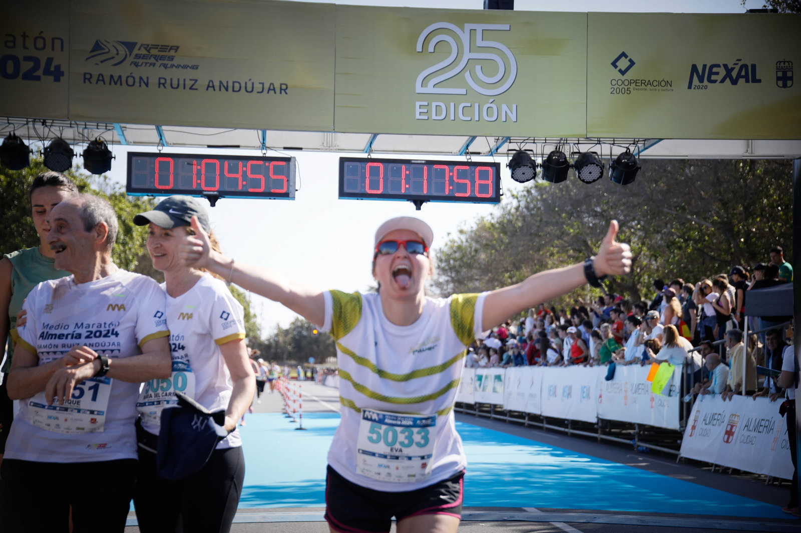 Imágenes de la llegada de la Media maratón Ciudad de Almería