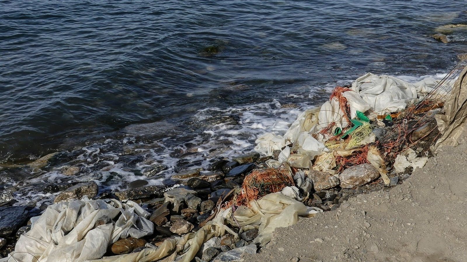 Denuncian que en algunos puntos, los plásticos llegan al mar