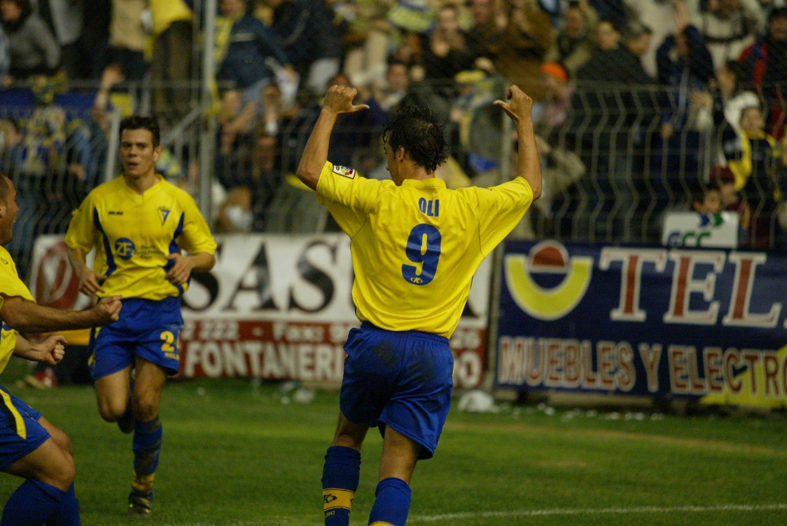Oli celebra uno de sus tres goles al Tenerife en diciembre de 2013.