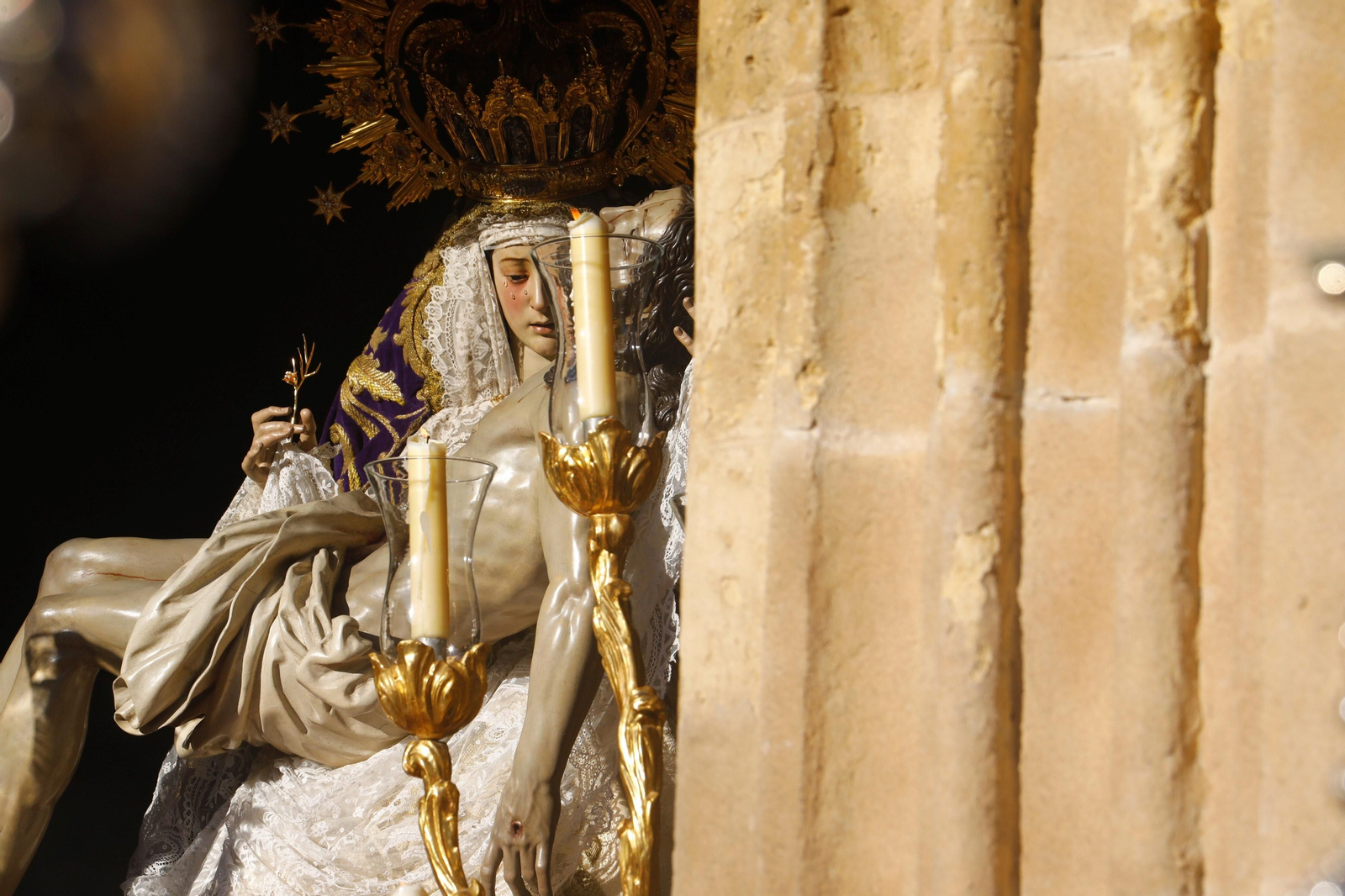 Jueves Santo en Córdoba: la procesión de Las Angustias, en imágenes