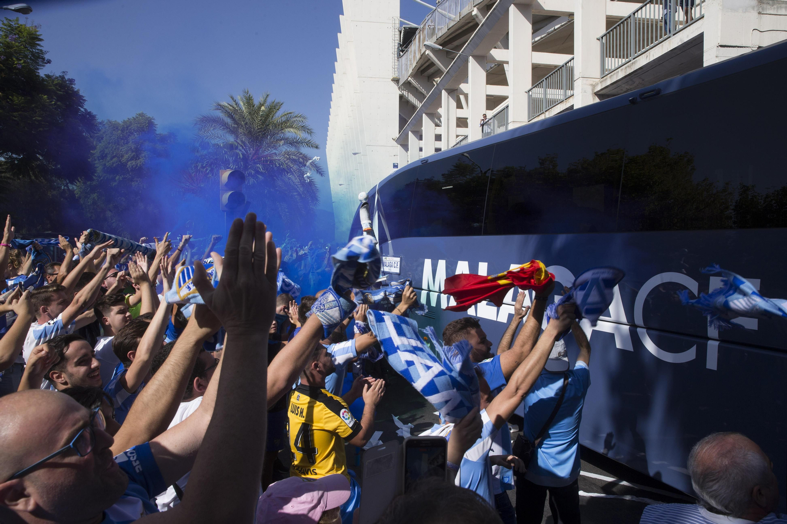 Una imagen del recibimiento al equipo antes de medirse al Athletic el curso pasado.