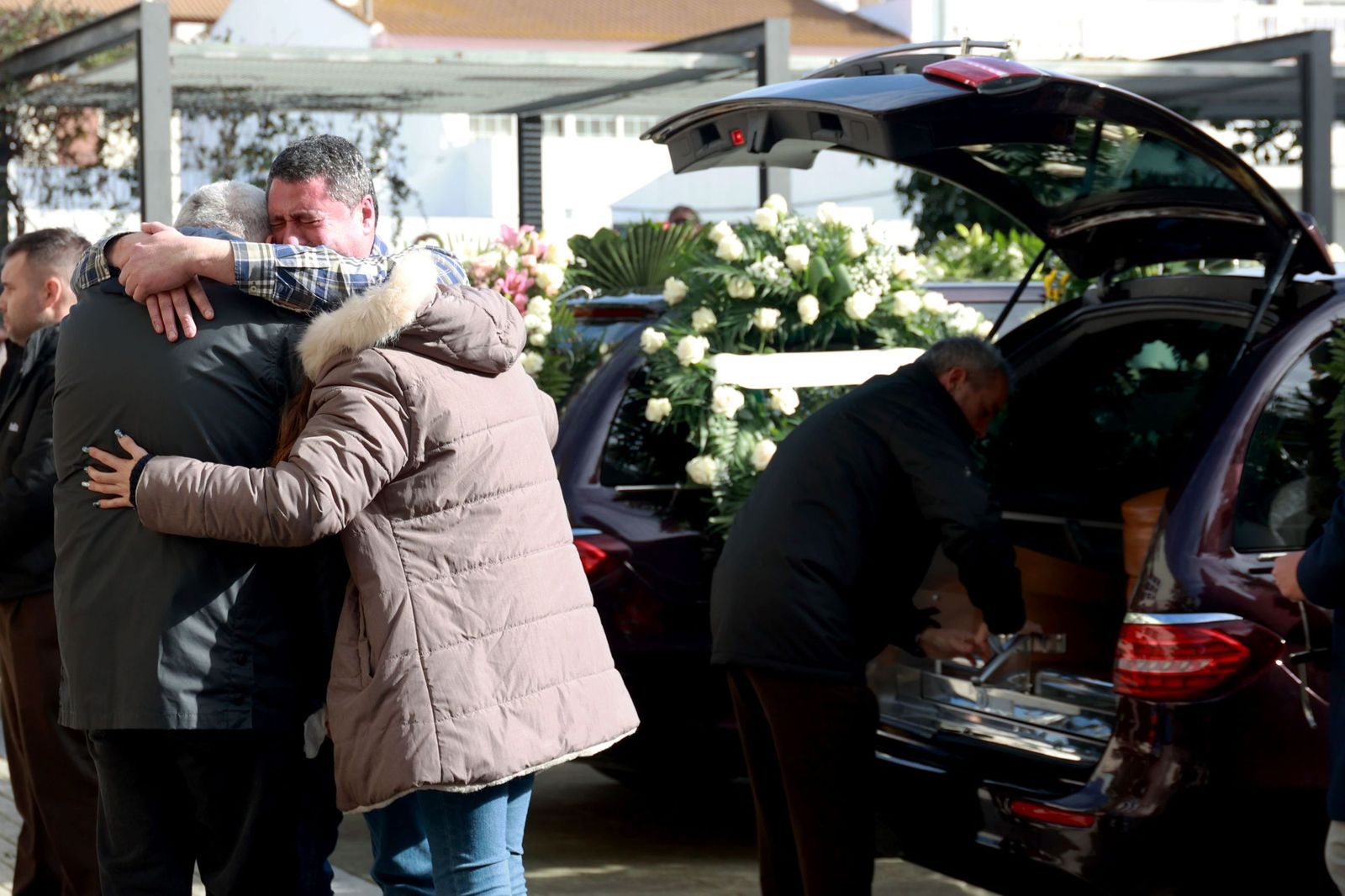 Dolor y desolación en Aljaraque: Las fotos de la desgarradora despedida a la familia Zamorano fallecida en Adamuz