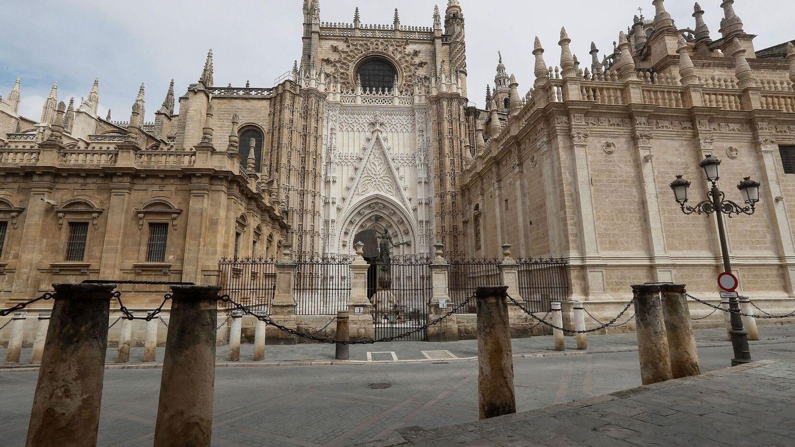 catedral-Sevilla-completamente-Viernes-Santo_1458165064_120331040_1659x1024