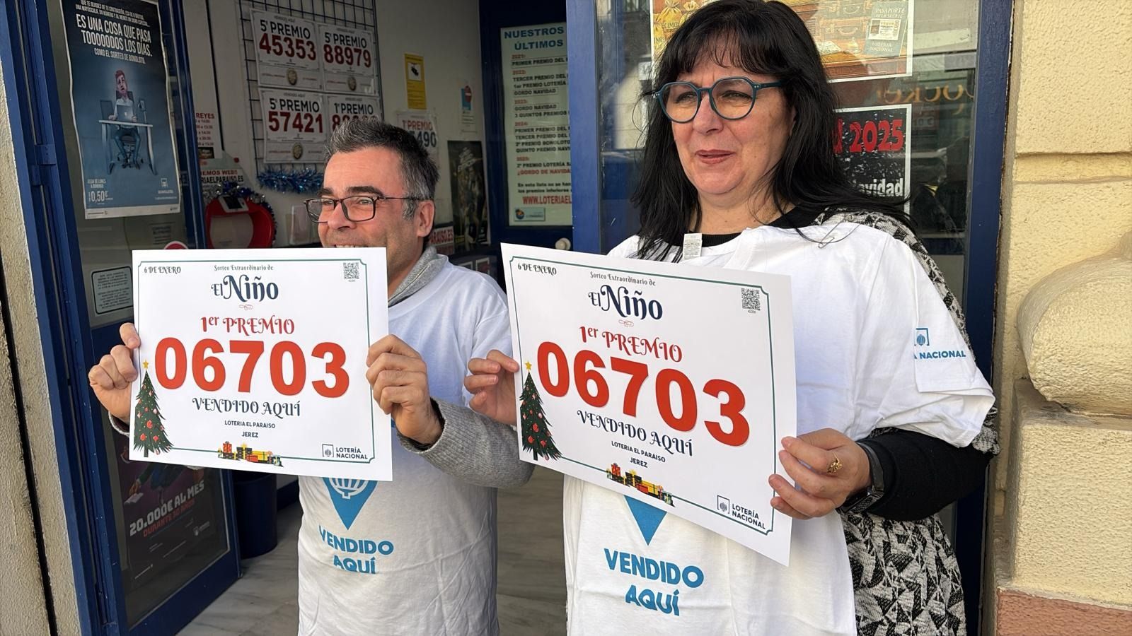 Los adminstradores de loterías de 'El Paraíso' con el cartel del primer premio vendido en Jerez