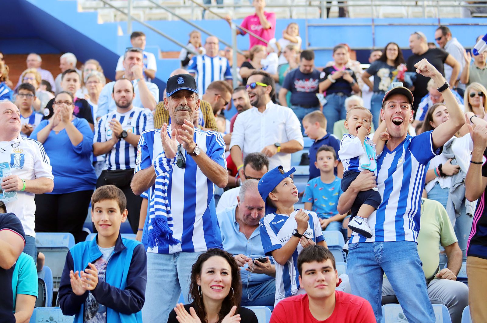 Imágenes del ambiente en el Estadio Nuevo Colombino