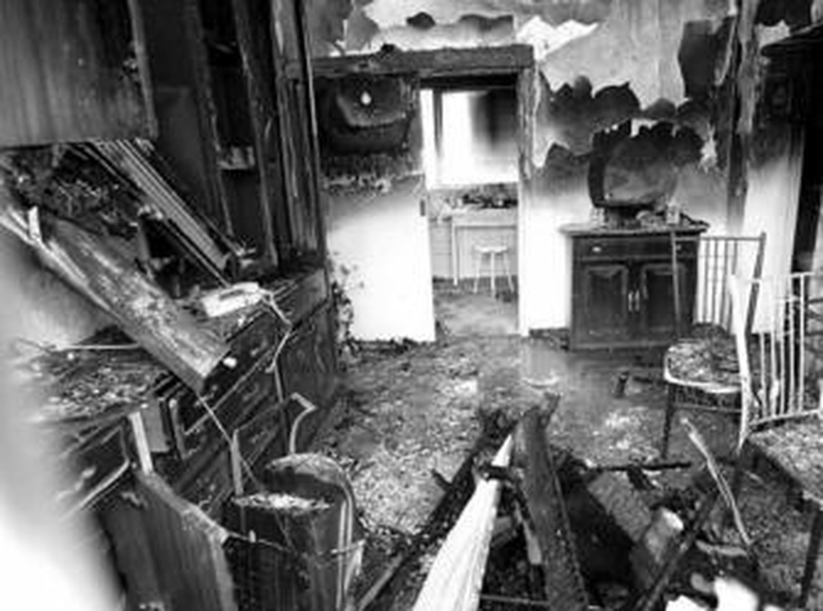 Imagen del salón que quedó ayer totalmente calcinado en una vivienda de Cerrofruto.