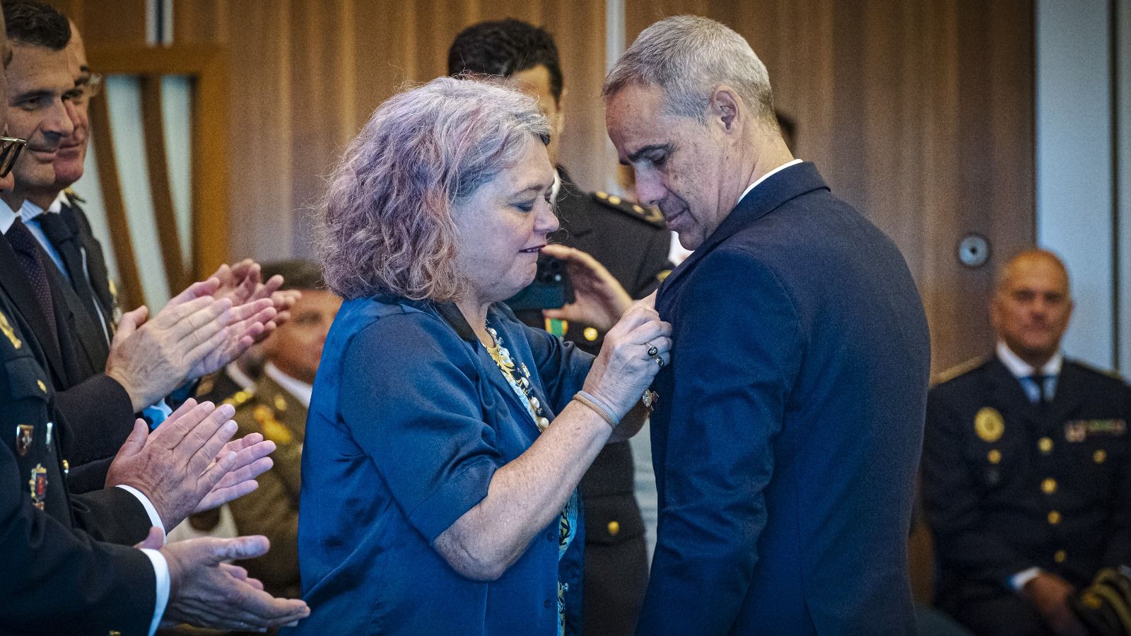 Blanca Flores condecoró ayer al anterior subdelegado, José Pacheco.