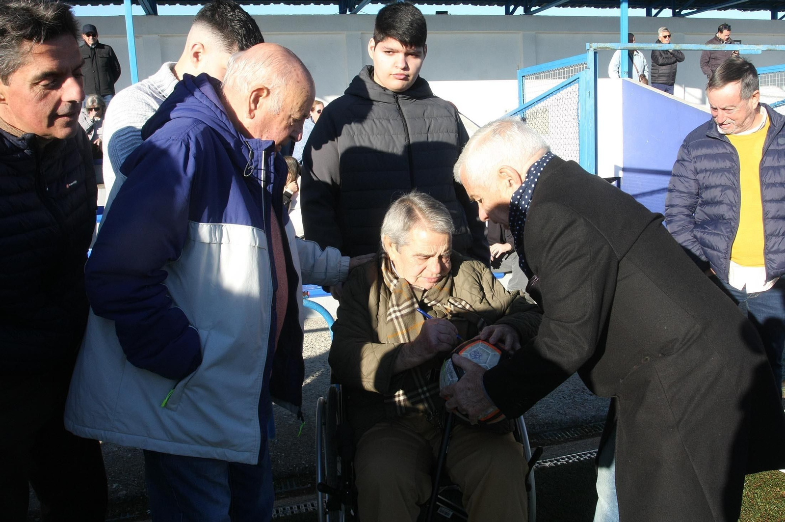 Imágenes del partido homenaje a los árbitros históricos de fútbol de Huelva