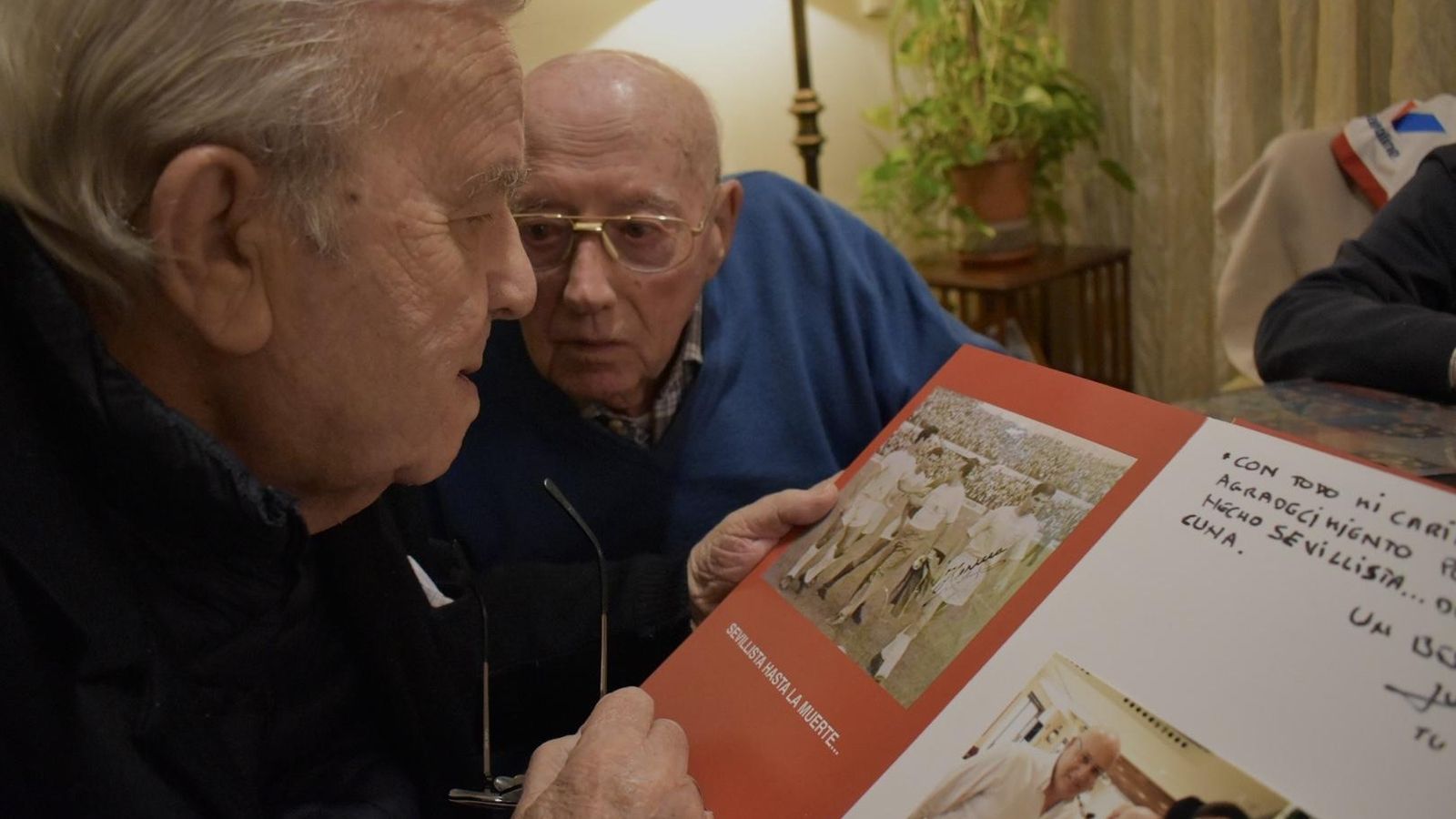 ⁠Domingo muestra a Julián un álbum personal con recuerdos sobre su Sevilla FC.